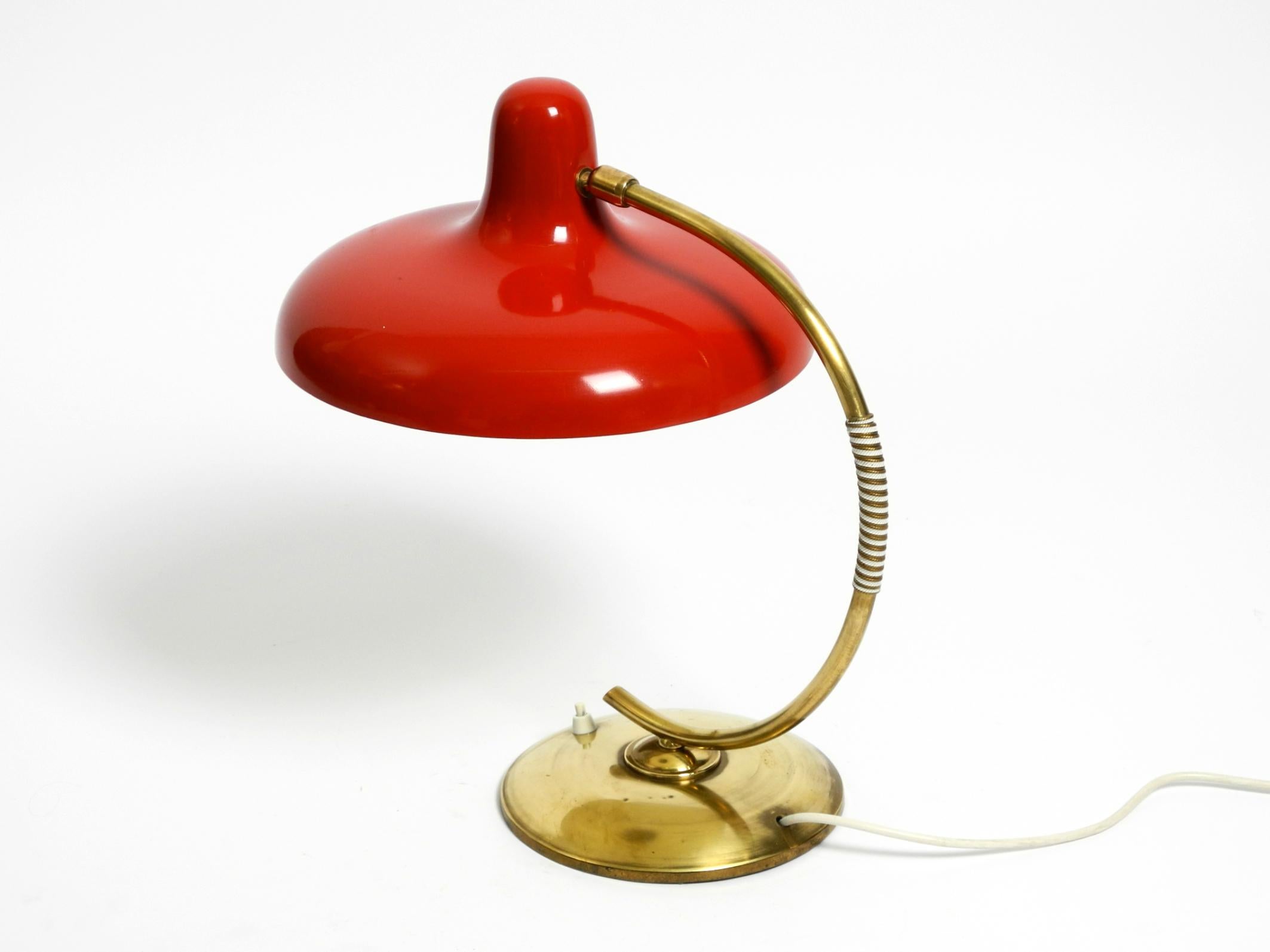 Magnifique lampe de table moderne du milieu du siècle dernier en laiton avec abat-jour en métal rouge en vente 13