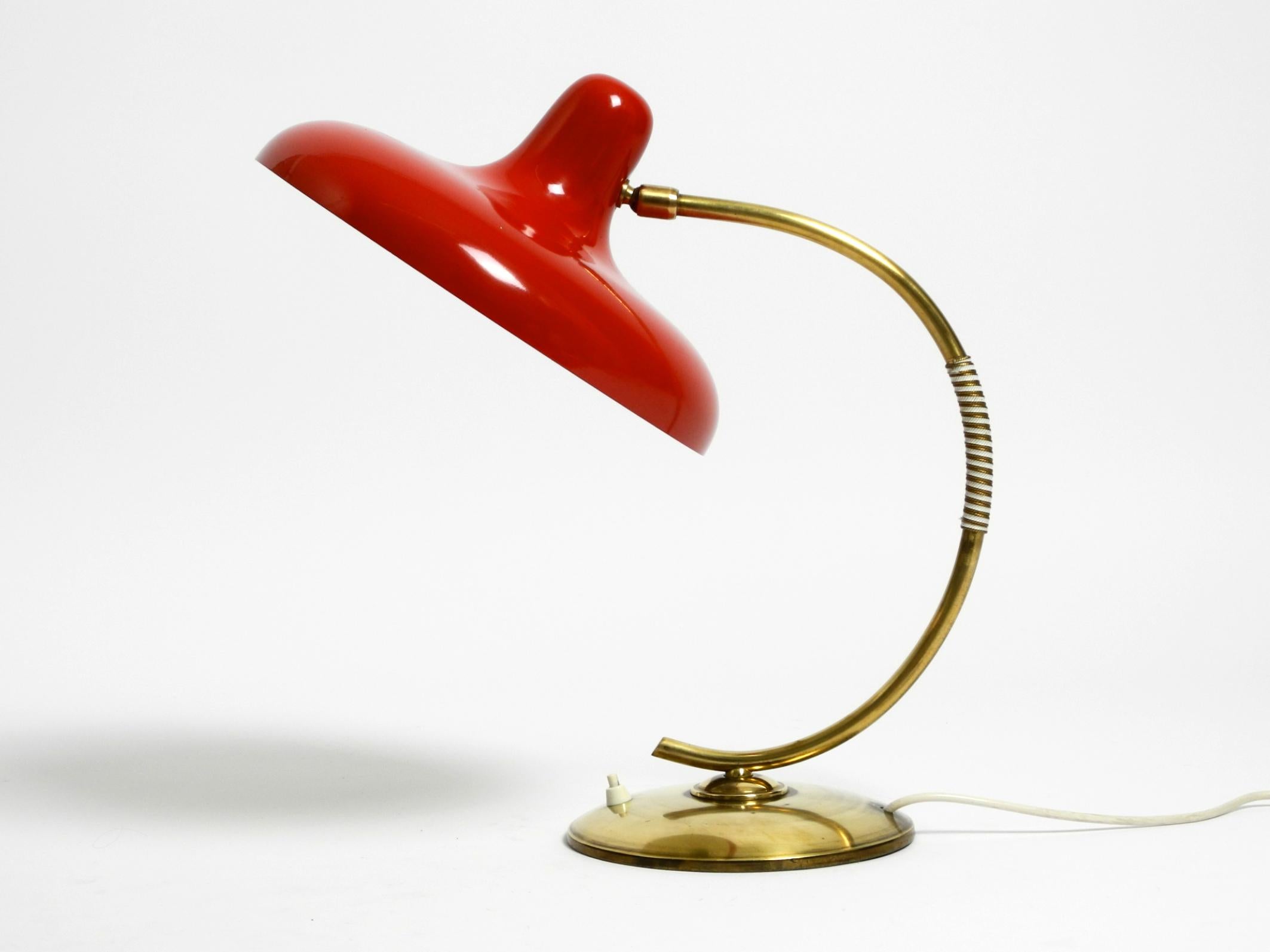 Mid-Century Modern Magnifique lampe de table moderne du milieu du siècle dernier en laiton avec abat-jour en métal rouge en vente