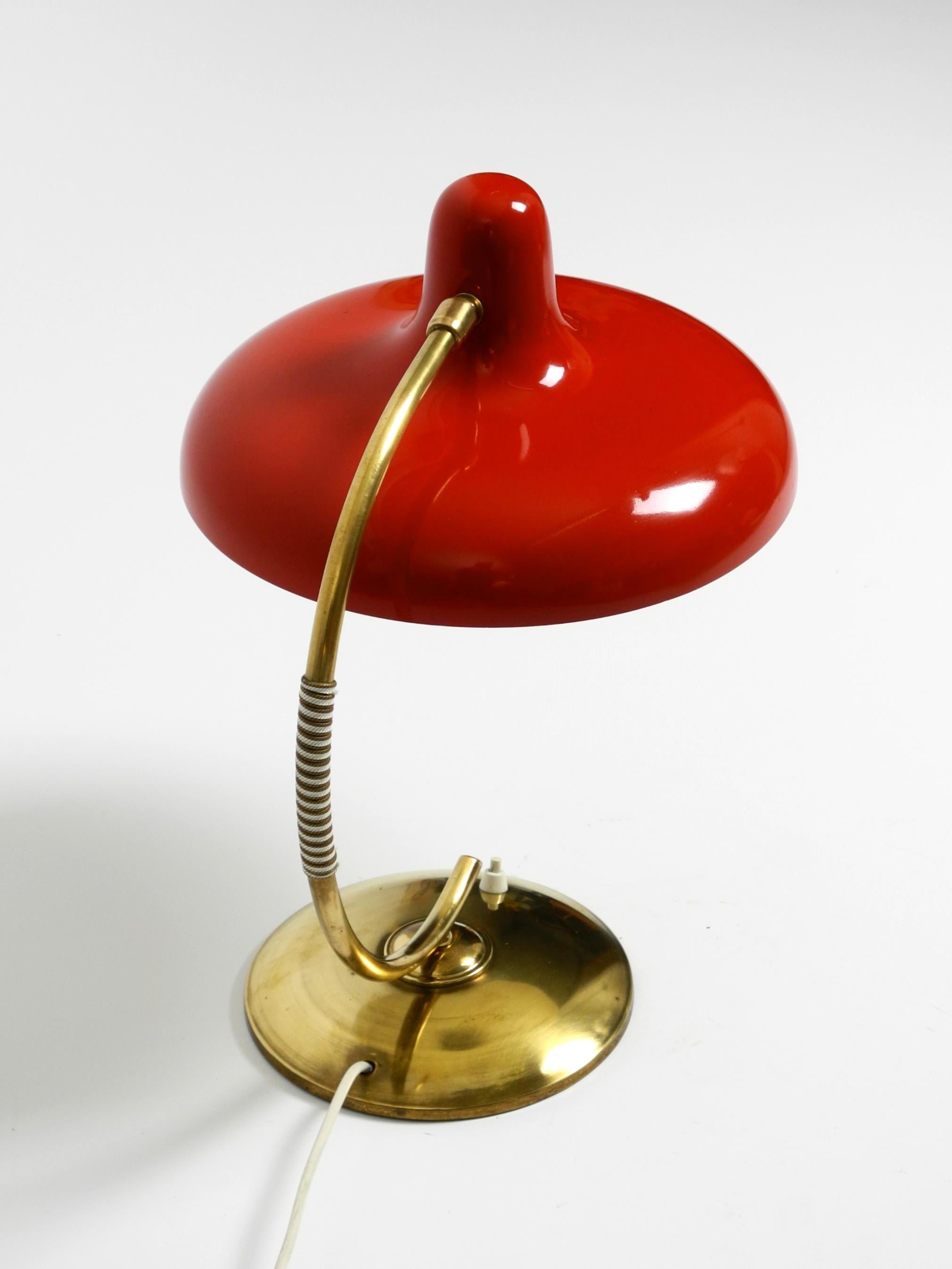 Allemand Magnifique lampe de table moderne du milieu du siècle dernier en laiton avec abat-jour en métal rouge en vente