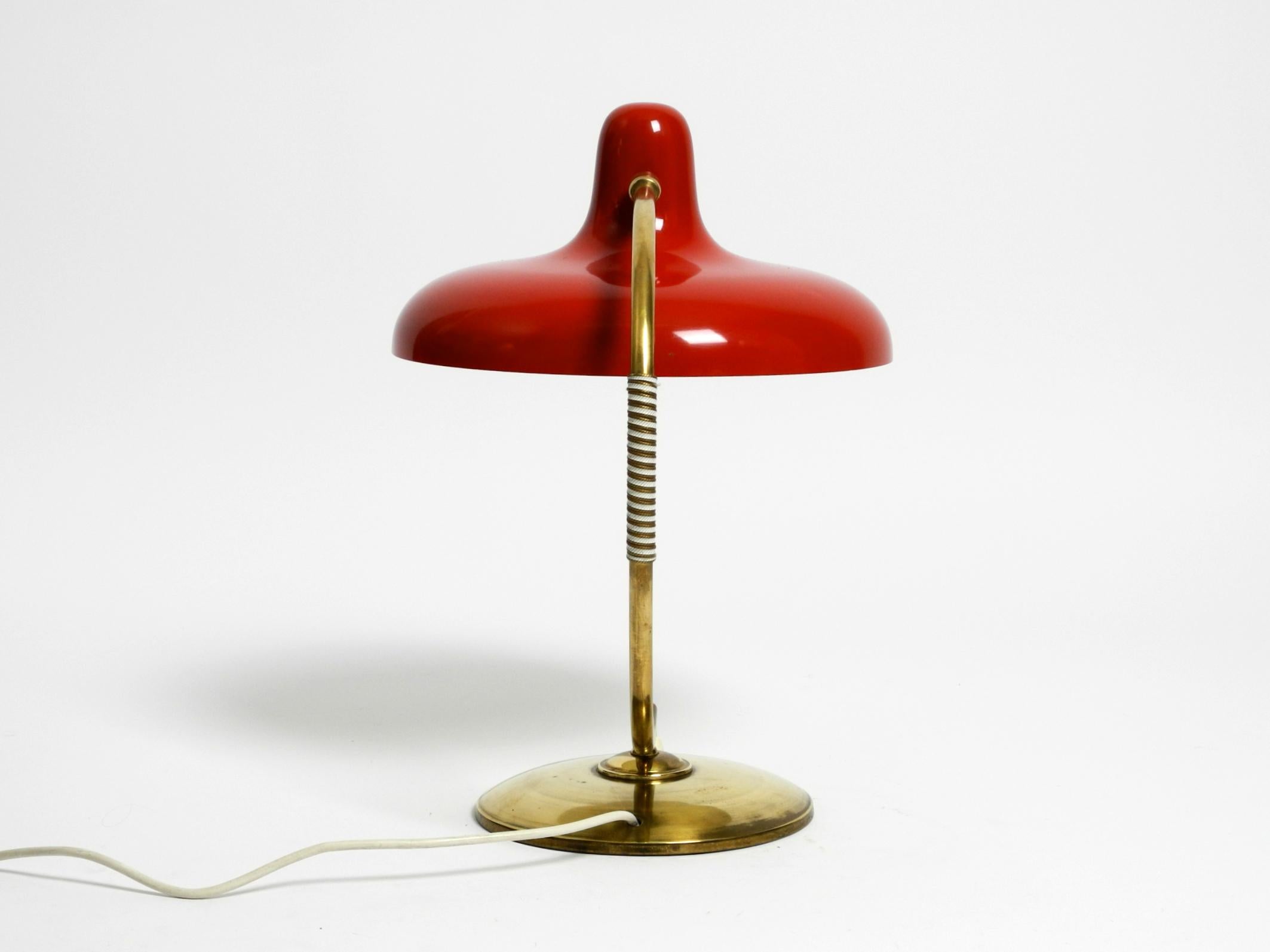 Milieu du XXe siècle Magnifique lampe de table moderne du milieu du siècle dernier en laiton avec abat-jour en métal rouge en vente