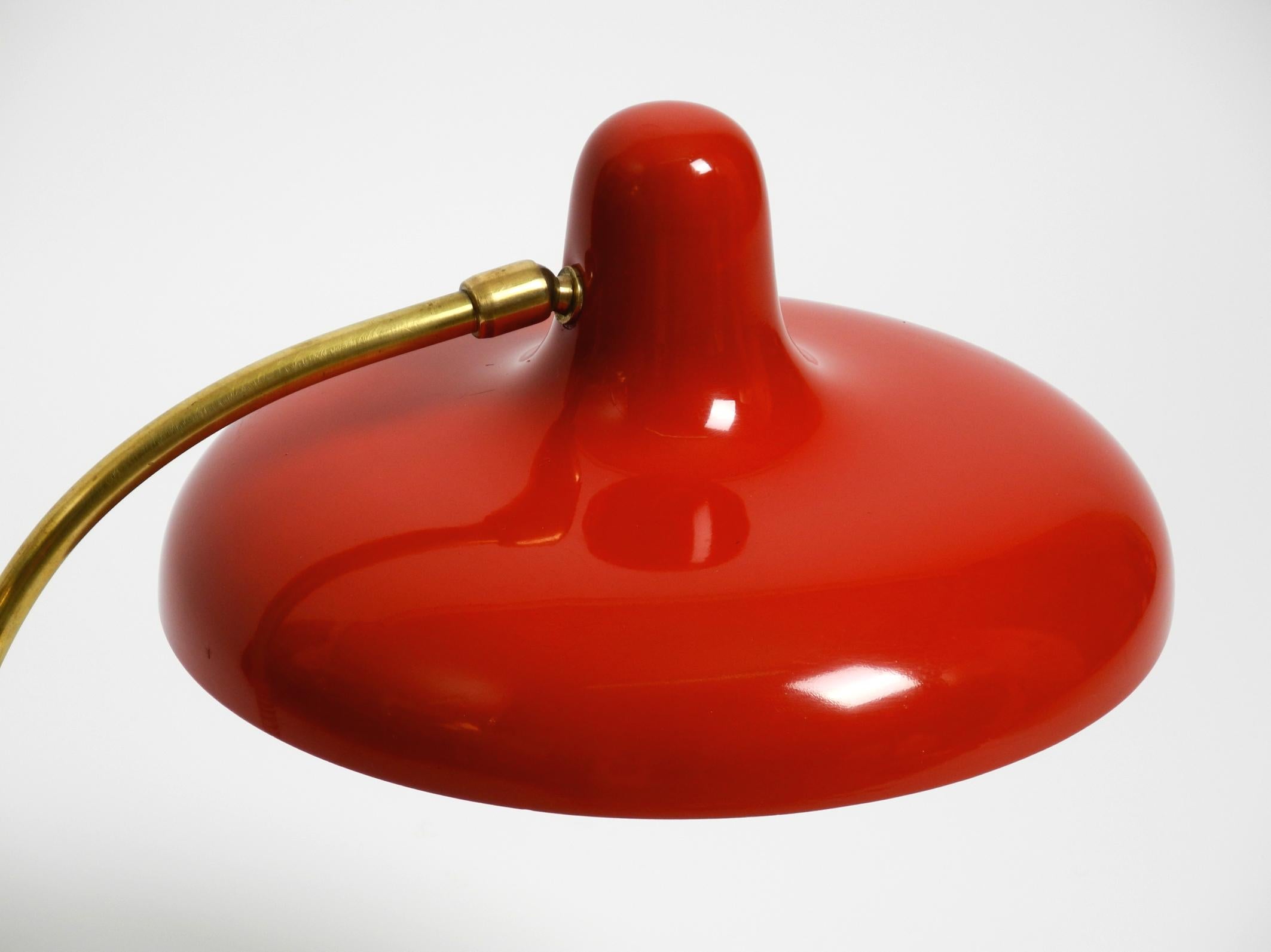 Métal Magnifique lampe de table moderne du milieu du siècle dernier en laiton avec abat-jour en métal rouge en vente