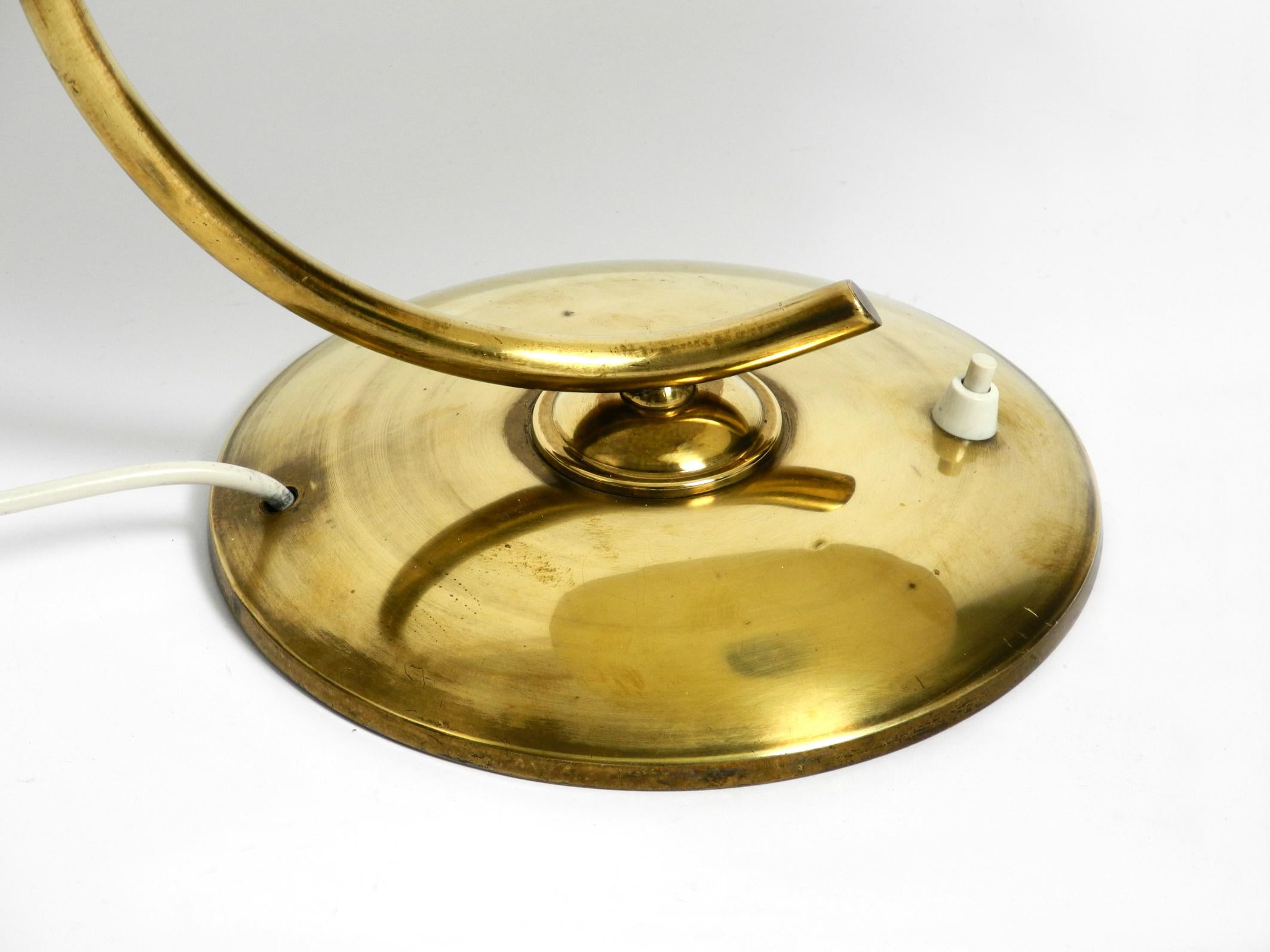 Magnifique lampe de table moderne du milieu du siècle dernier en laiton avec abat-jour en métal rouge en vente 1