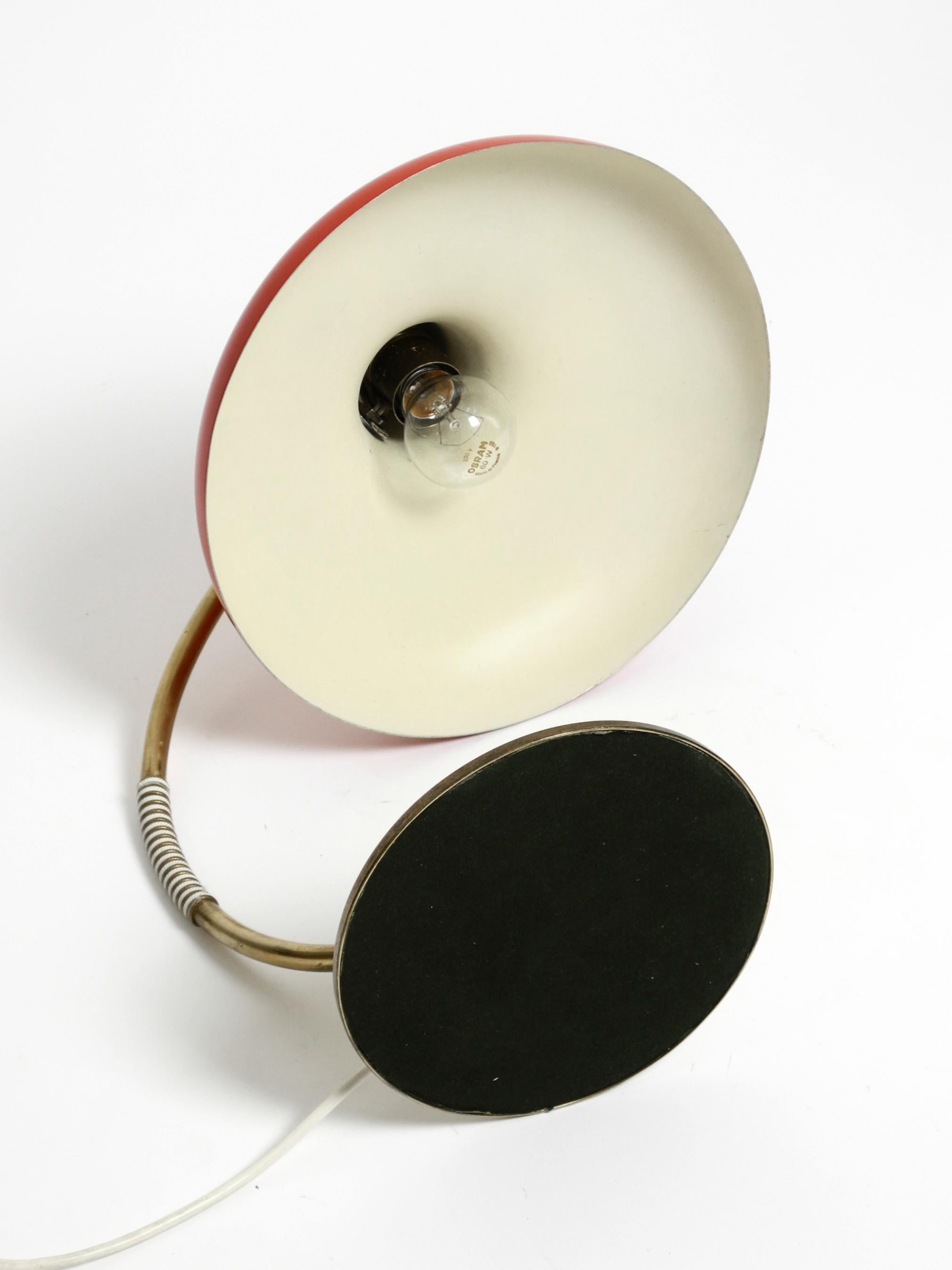 Magnifique lampe de table moderne du milieu du siècle dernier en laiton avec abat-jour en métal rouge en vente 2
