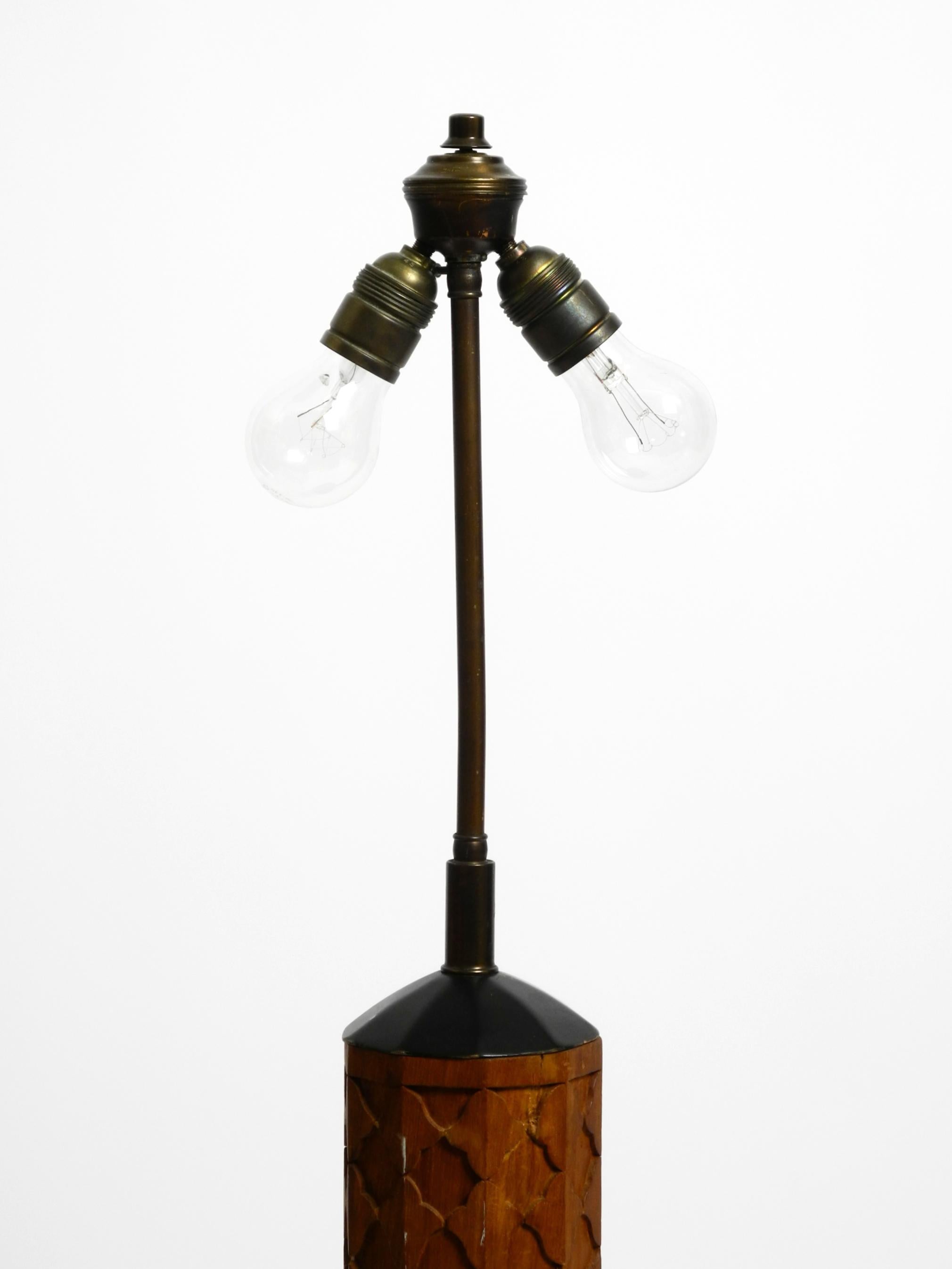 Beautiful large Mid Century Modern table lamp made of ornamented wood en vente 3