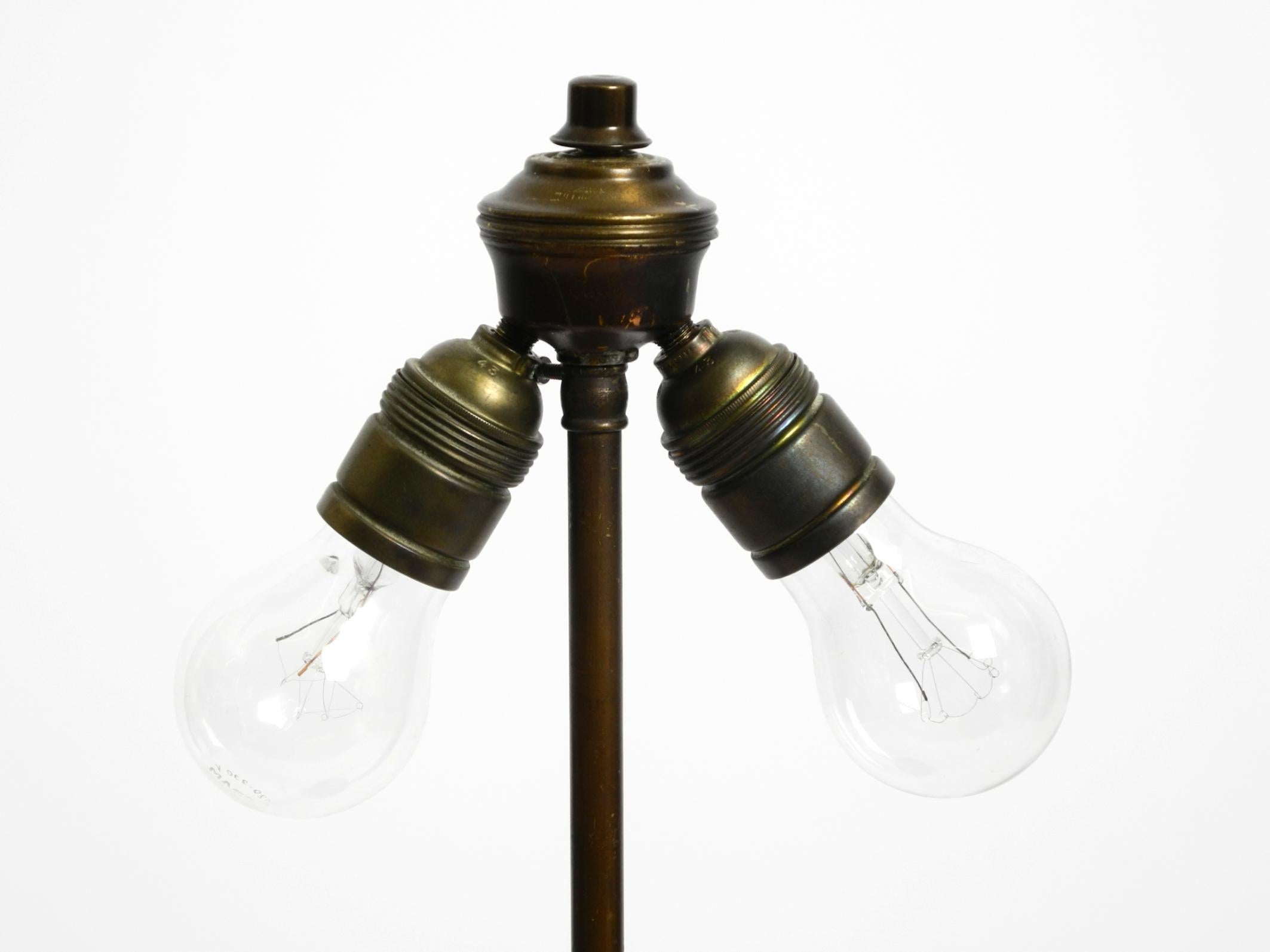 Beautiful large Mid Century Modern table lamp made of ornamented wood en vente 4