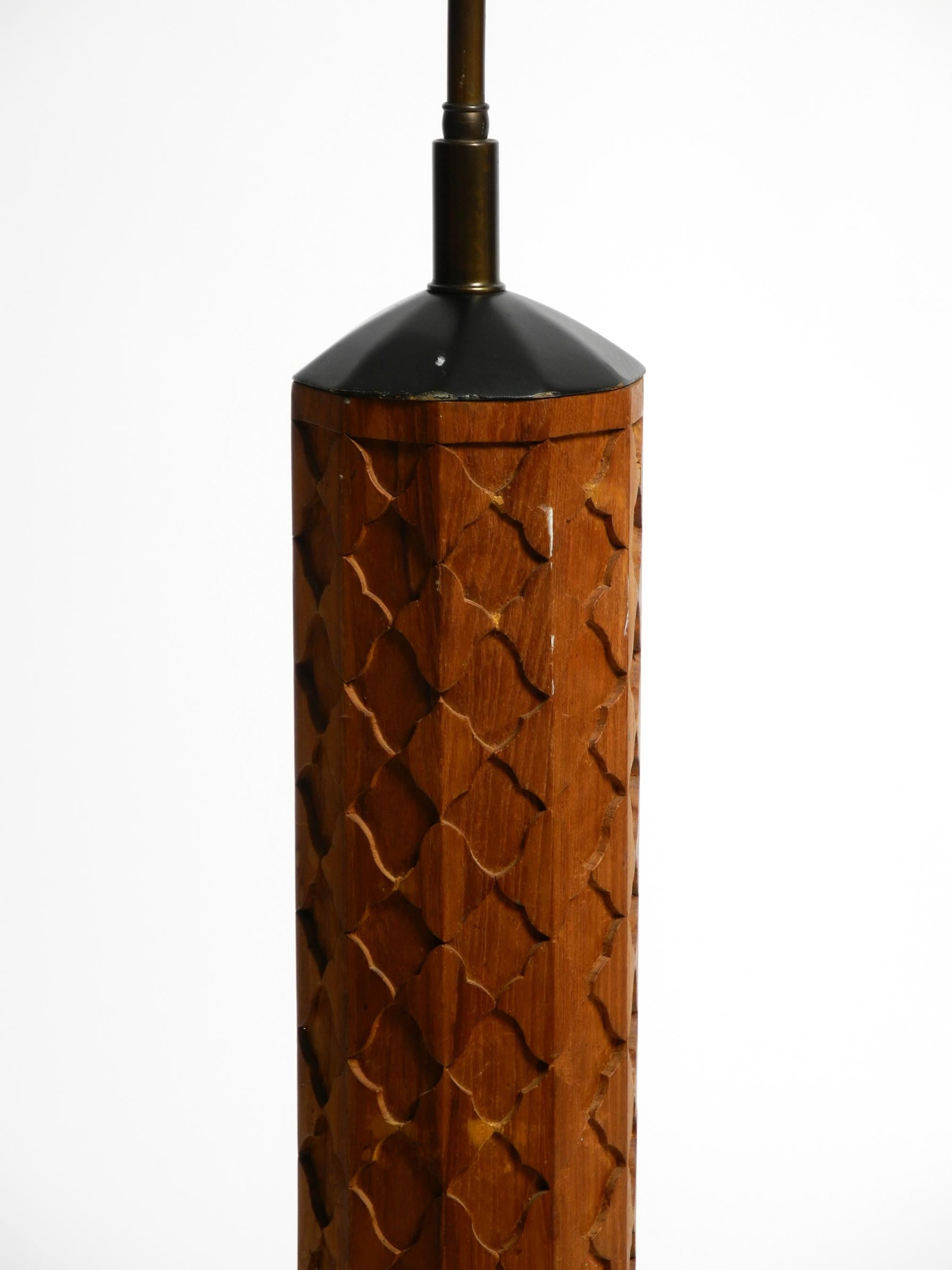 Beautiful large Mid Century Modern table lamp made of ornamented wood en vente 5