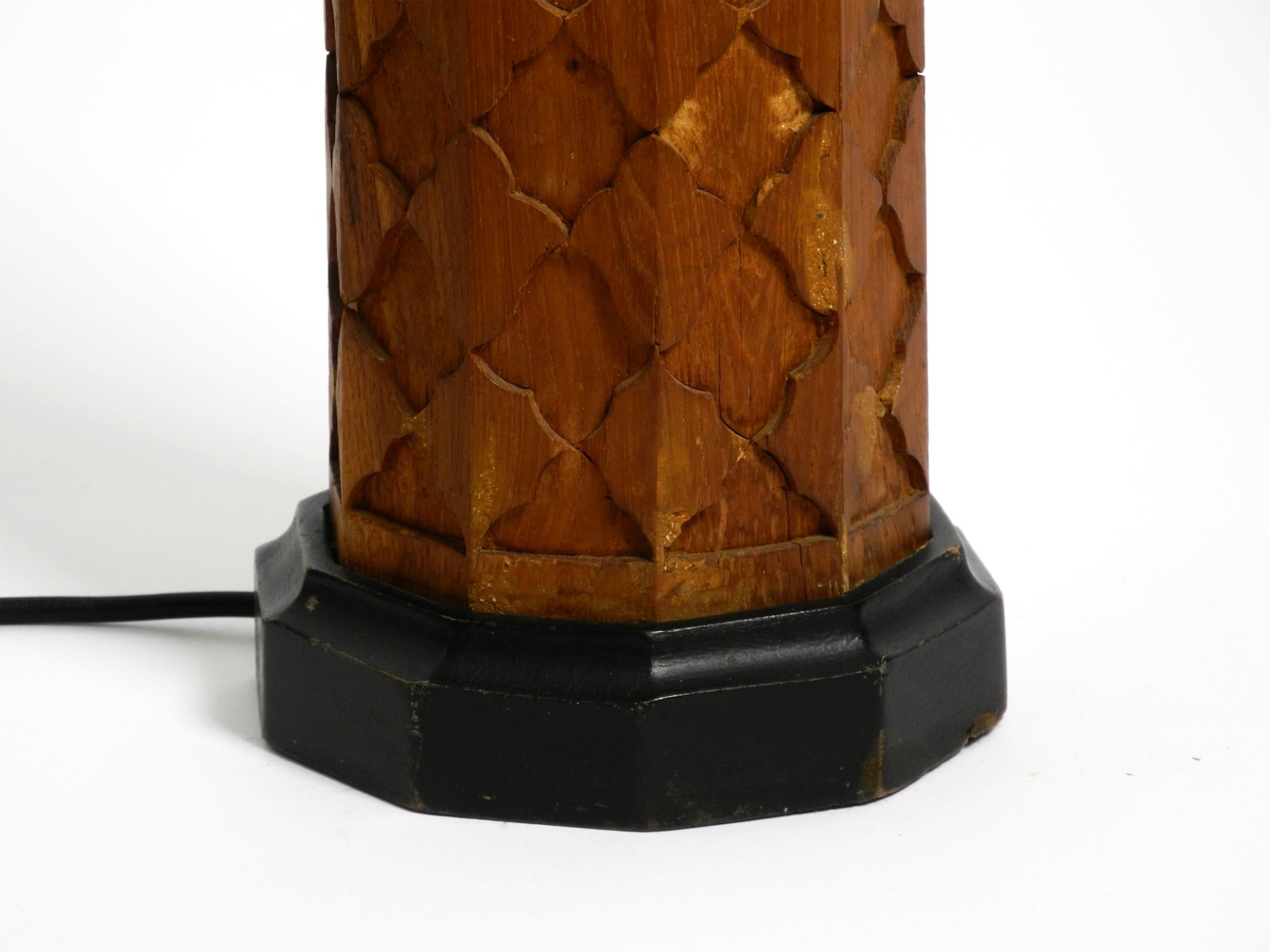 Beautiful large Mid Century Modern table lamp made of ornamented wood en vente 6