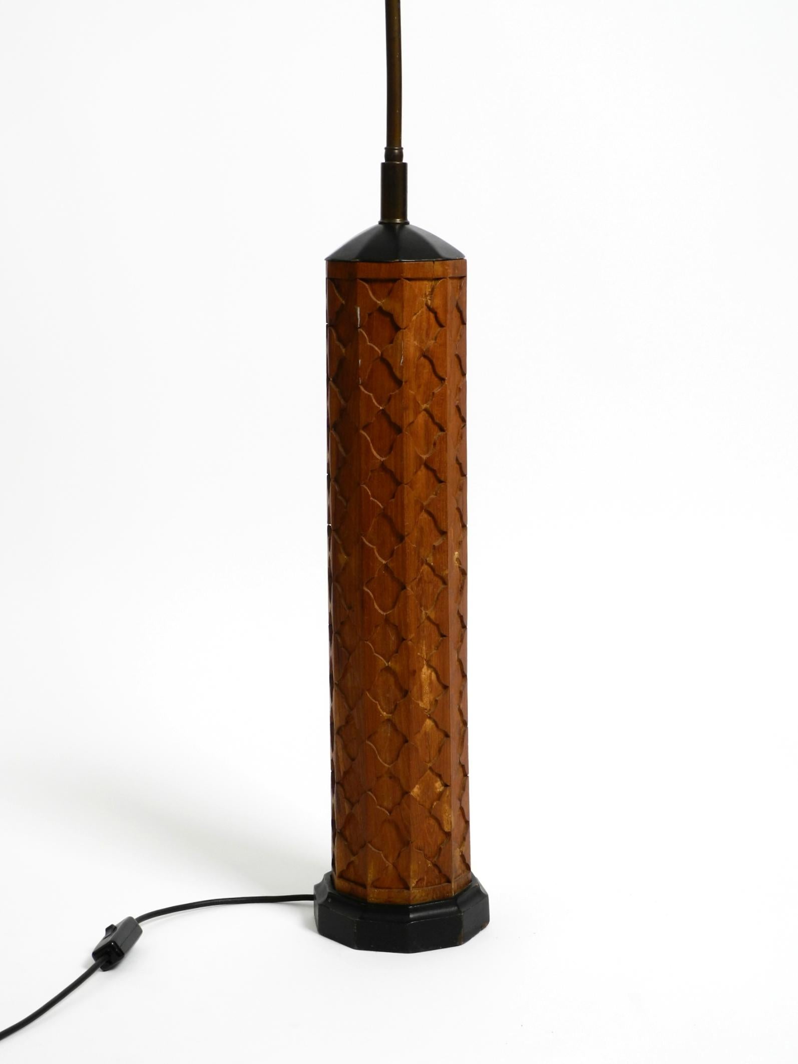 Beautiful large Mid Century Modern table lamp made of ornamented wood en vente 7