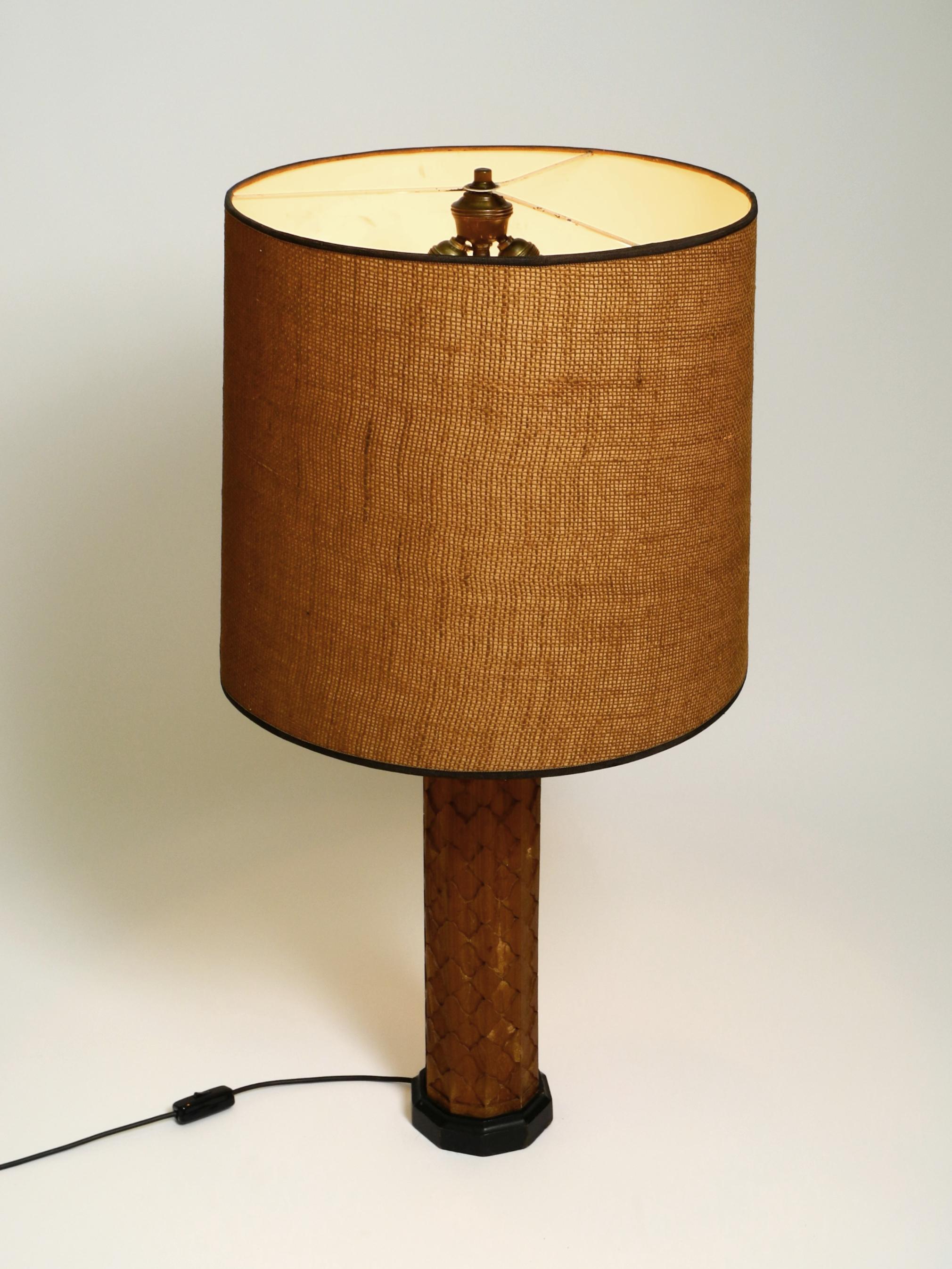 Mid-Century Modern Beautiful large Mid Century Modern table lamp made of ornamented wood en vente