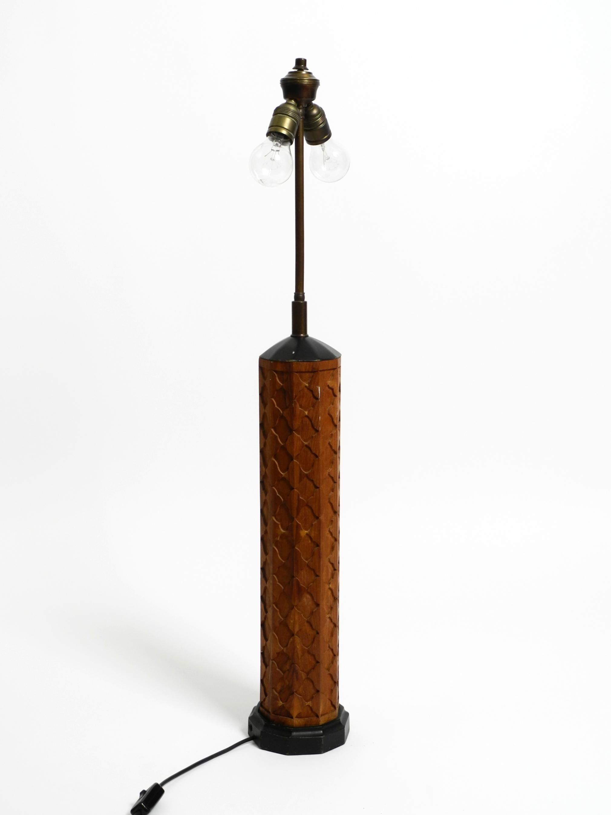 Beautiful large Mid Century Modern table lamp made of ornamented wood Bon état - En vente à München, DE