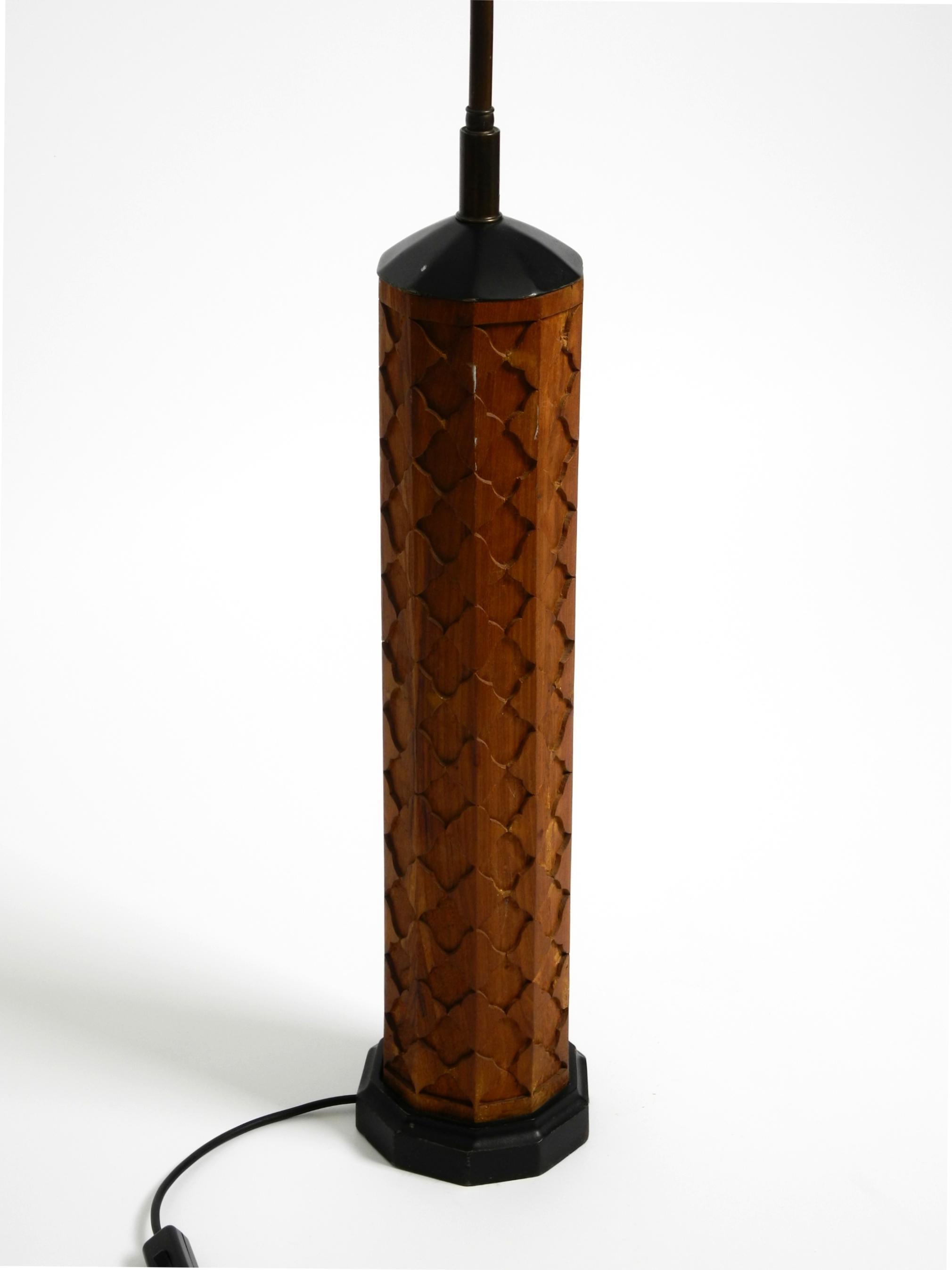Milieu du XXe siècle Beautiful large Mid Century Modern table lamp made of ornamented wood en vente