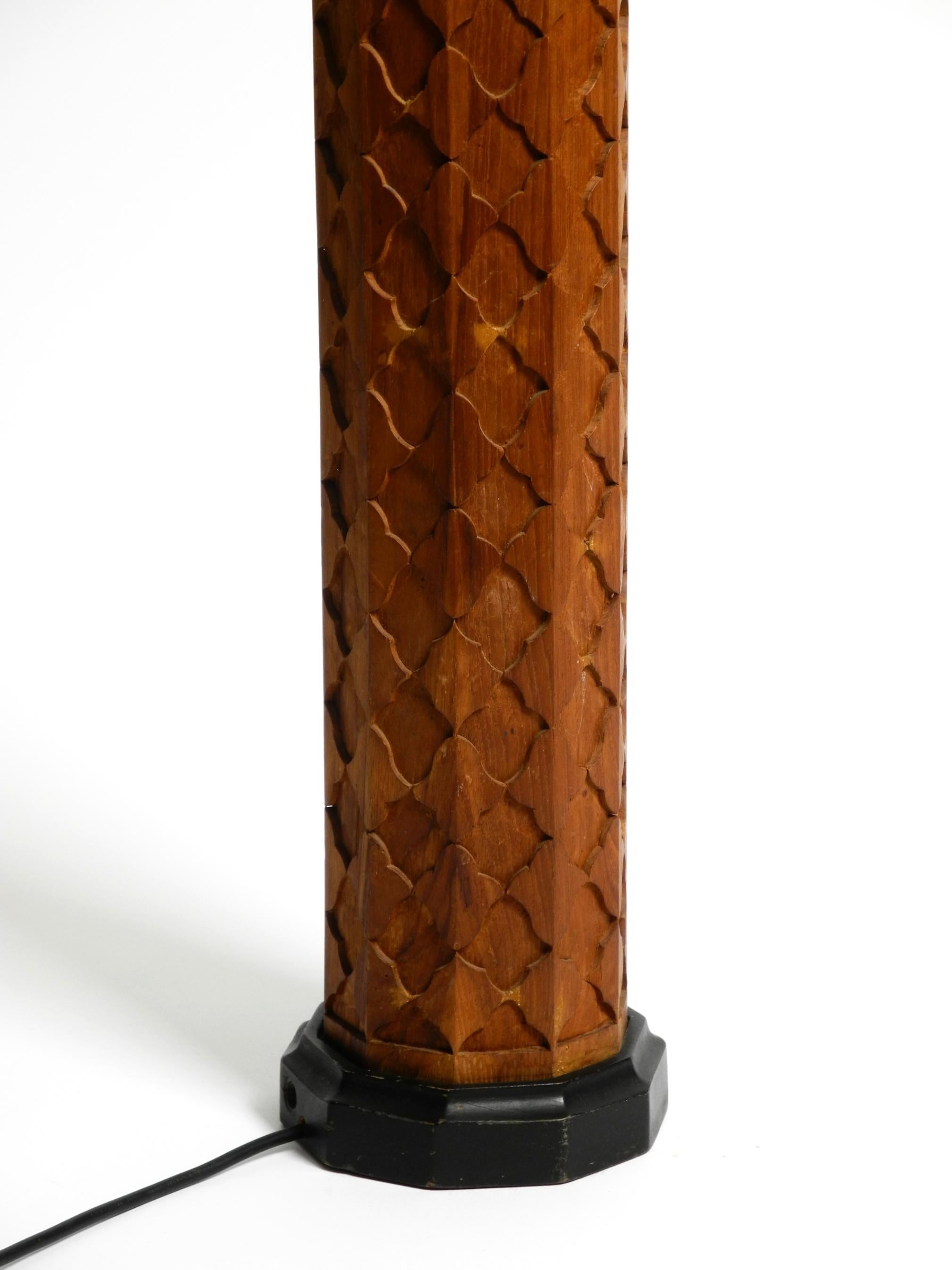 Beautiful large Mid Century Modern table lamp made of ornamented wood en vente 1