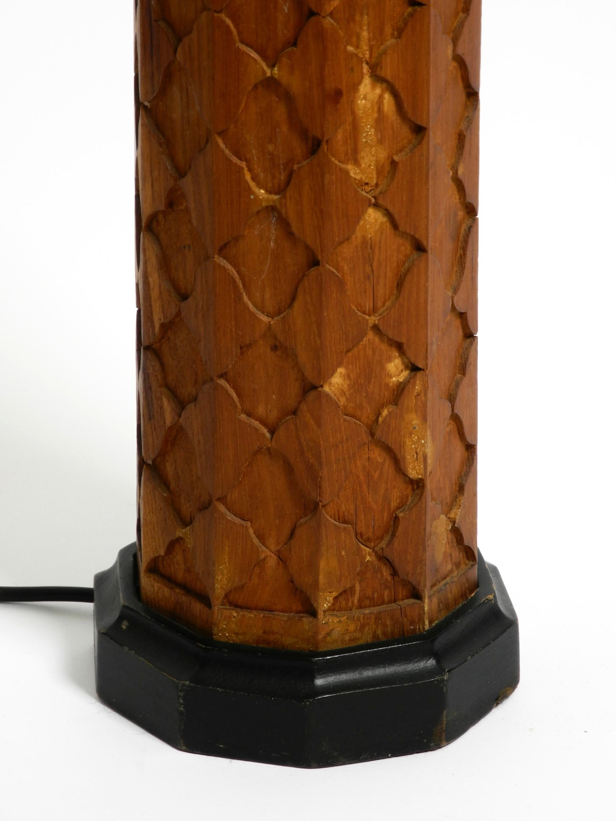 Beautiful large Mid Century Modern table lamp made of ornamented wood en vente 2