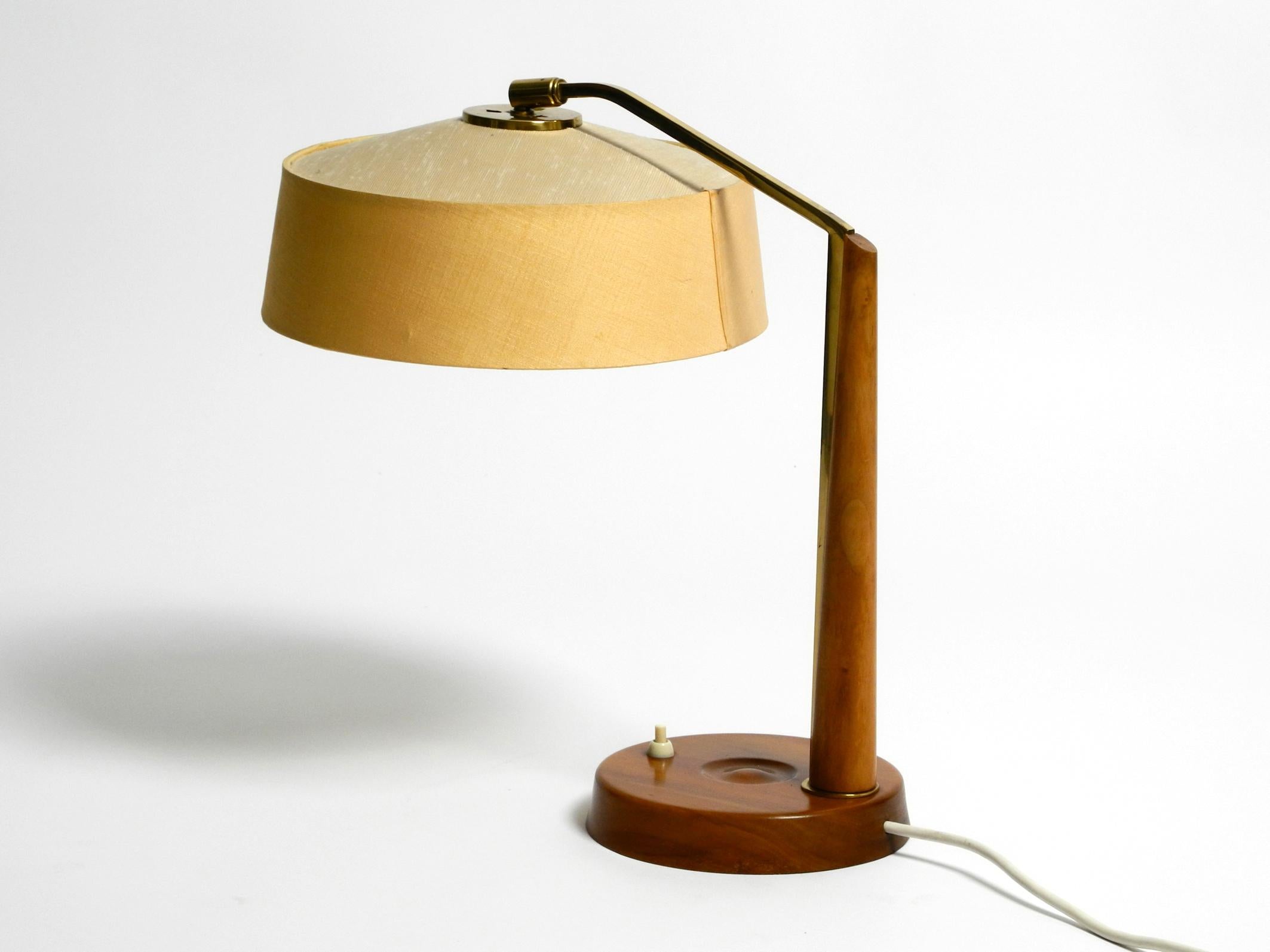 Beautiful, rare, large, Mid Century table lamp by the Temde type 32.
Great 1950s design. Made in Switzerland. With original label on the underside of the foot. Round fabric shade with metal frame and walnut base.
The frame is made of walnut wood and