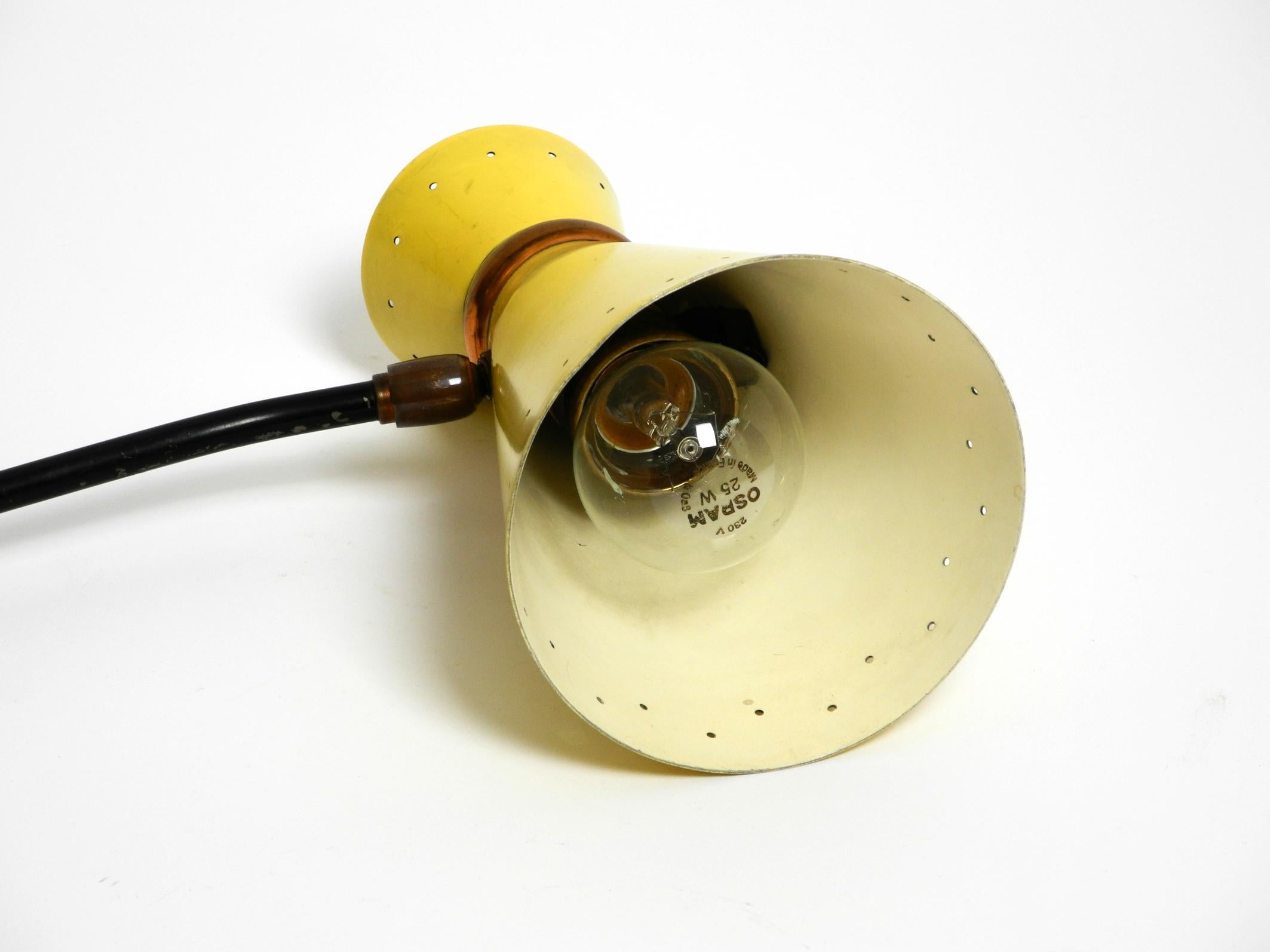 Beautiful large Mid Century tripod table lamp with yellow diabolo lampshade For Sale 3