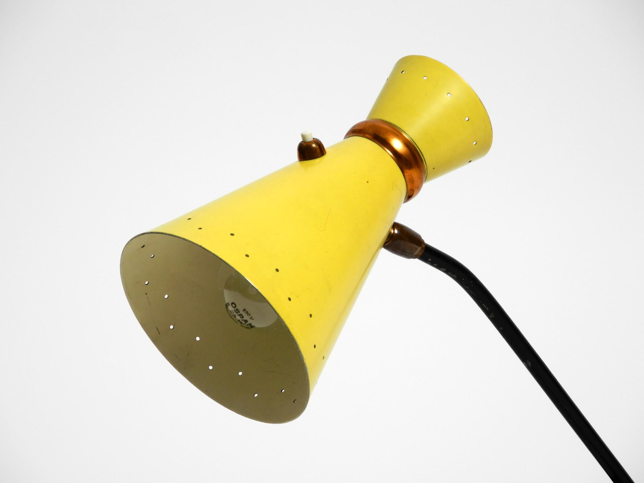 Beautiful large Mid Century tripod table lamp with yellow diabolo lampshade For Sale 4