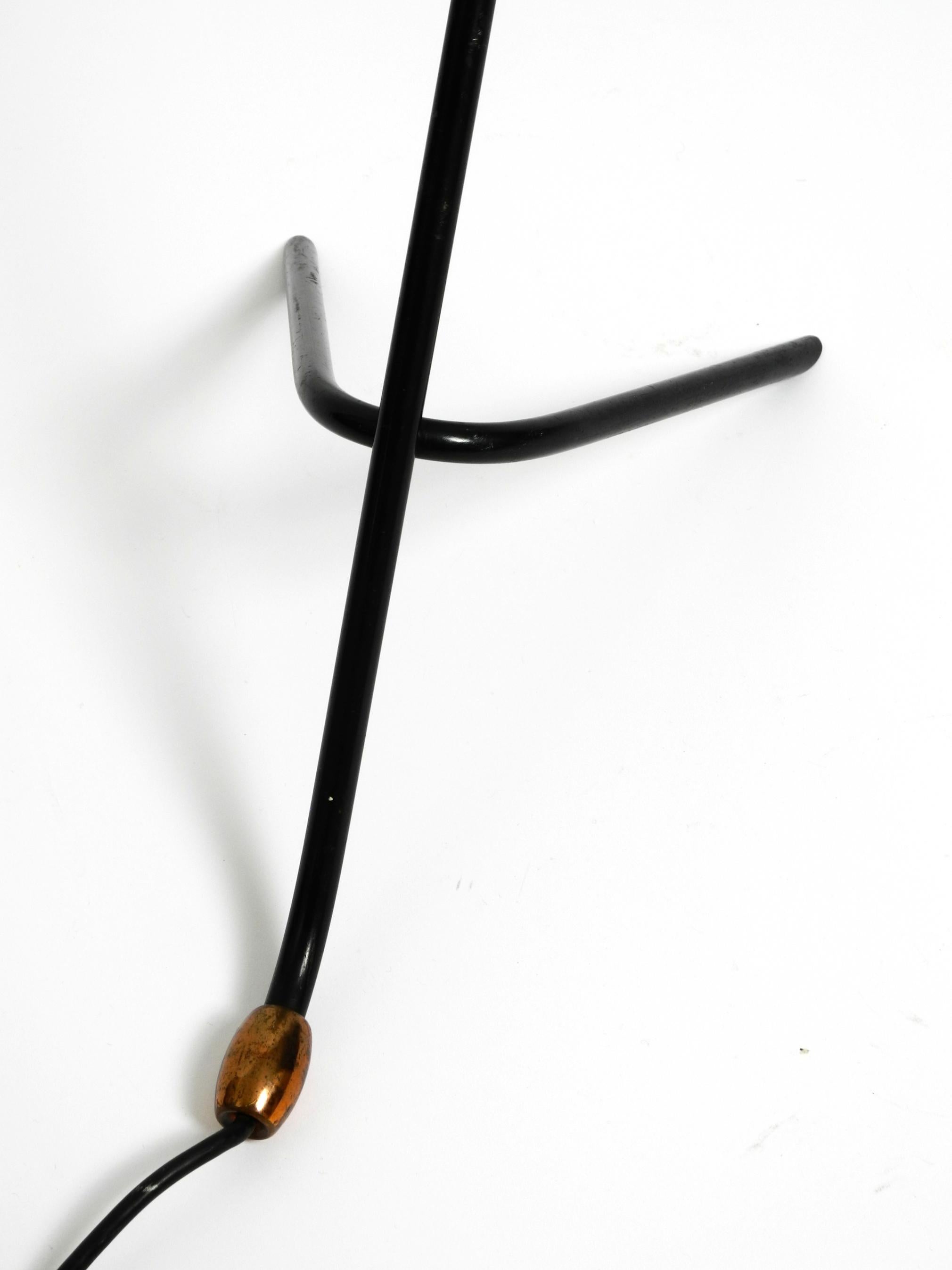 Beautiful large Mid Century tripod table lamp with yellow diabolo lampshade For Sale 5