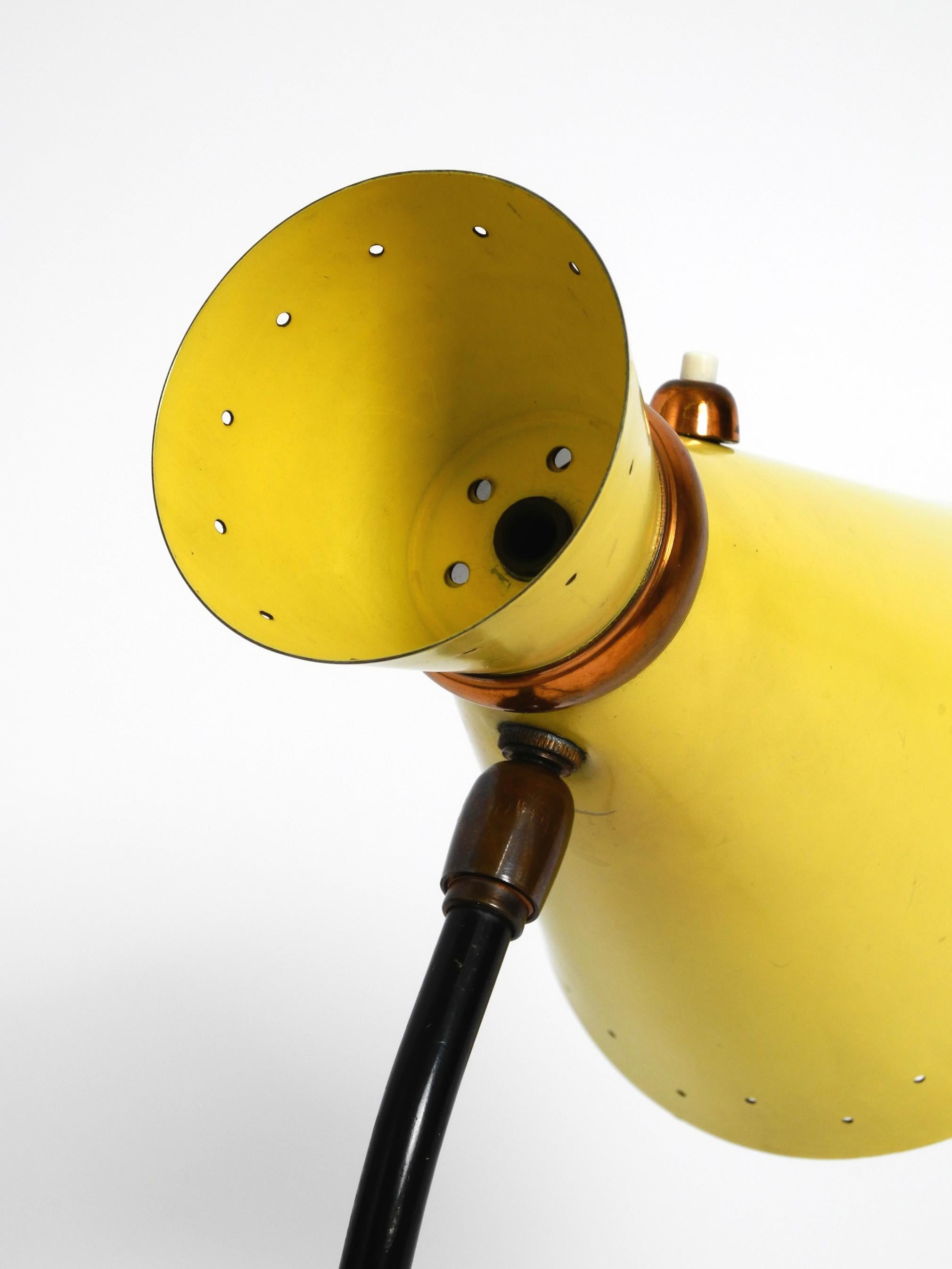 Beautiful large Mid Century tripod table lamp with yellow diabolo lampshade For Sale 6