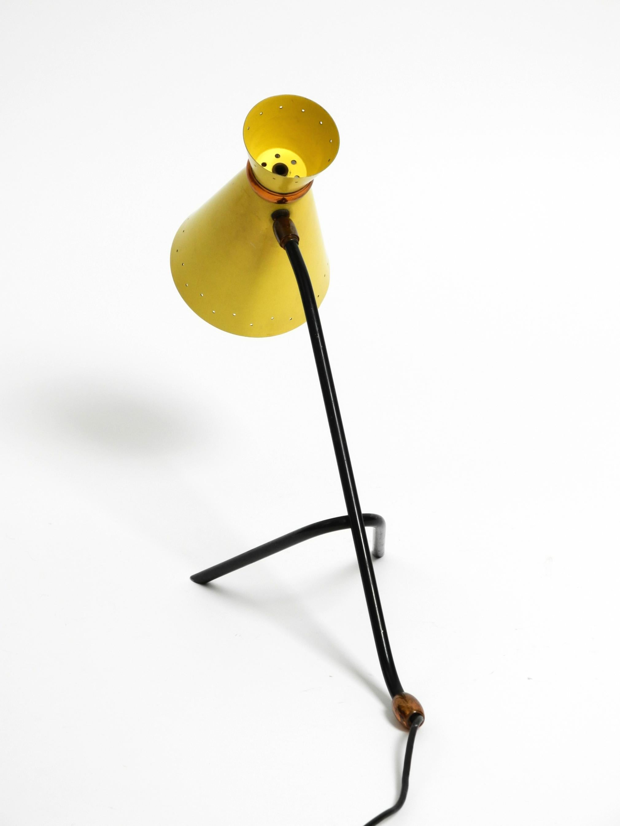 Beautiful large Mid Century tripod table lamp with yellow diabolo lampshade For Sale 7