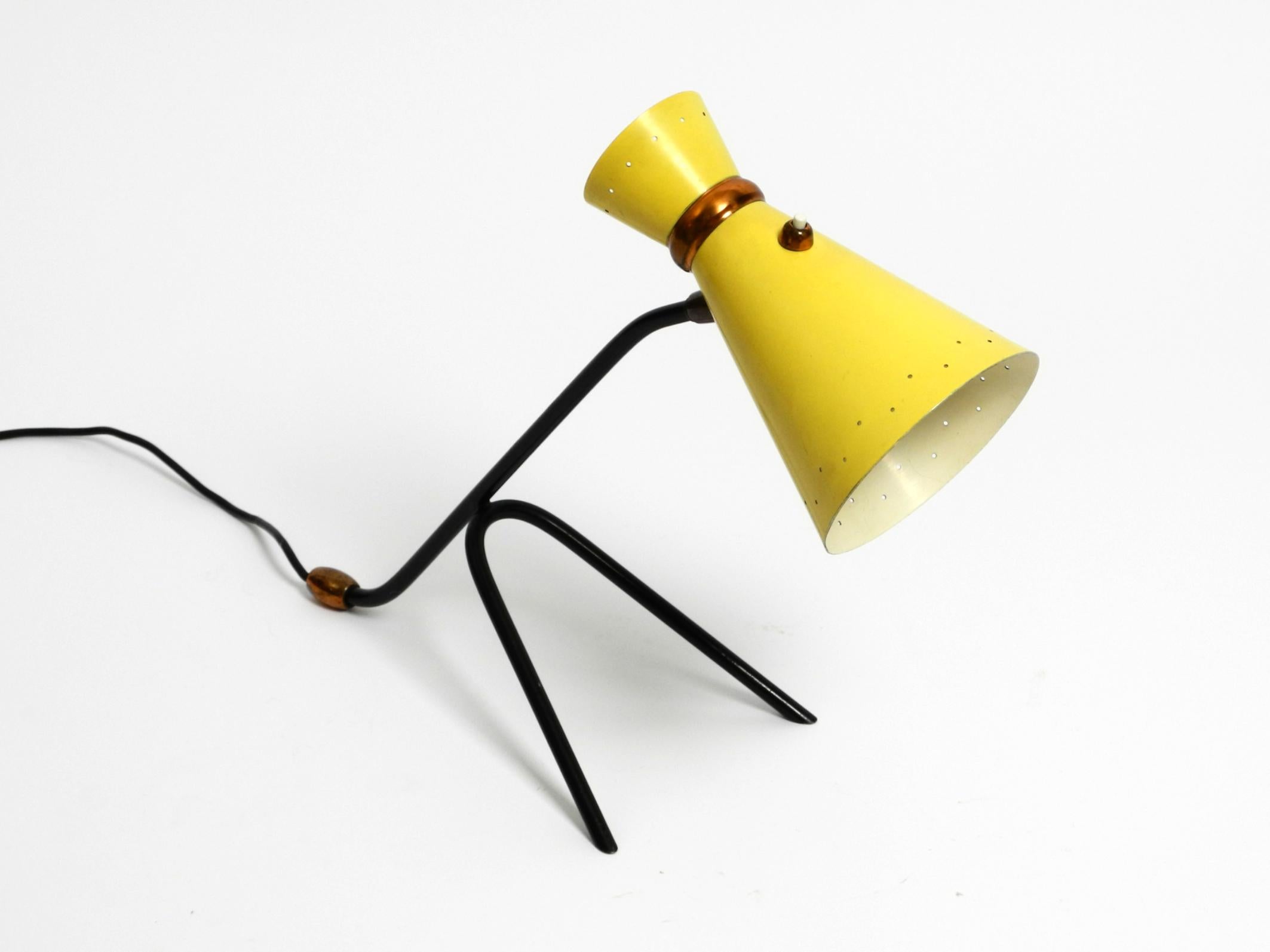 Beautiful large Mid Century tripod table lamp with yellow diabolo lampshade For Sale 9