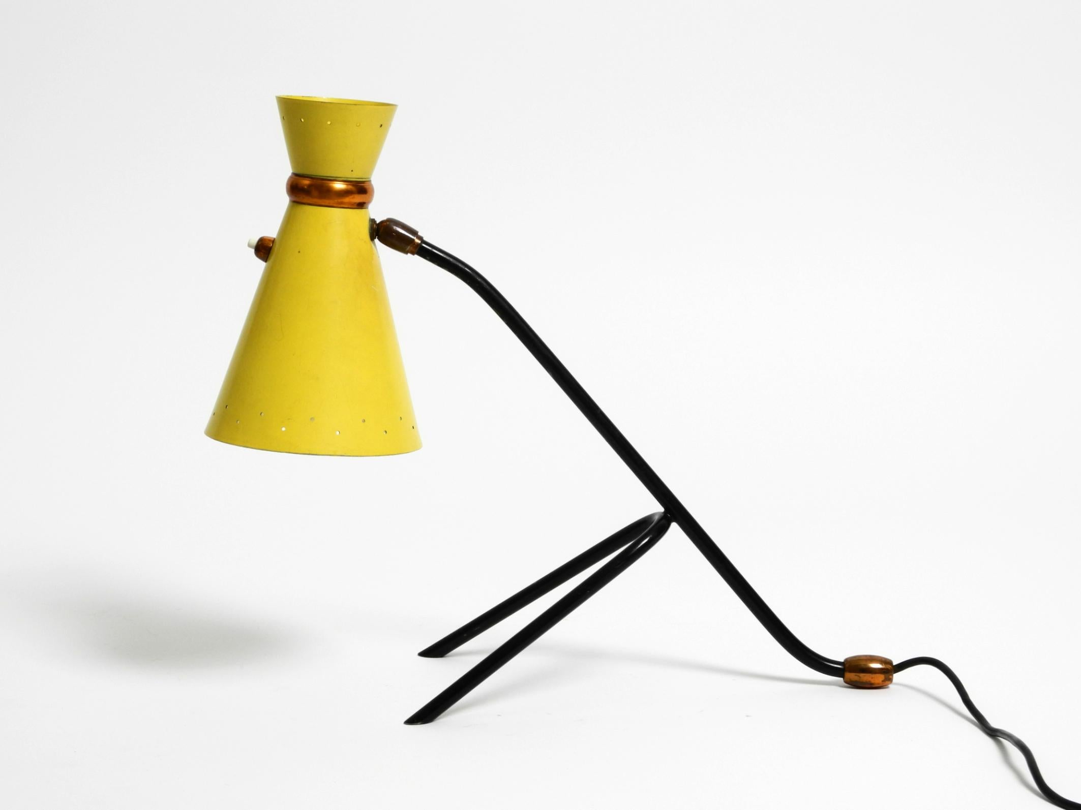 Beautiful large Mid Century tripod table lamp with yellow diabolo lampshade For Sale 11