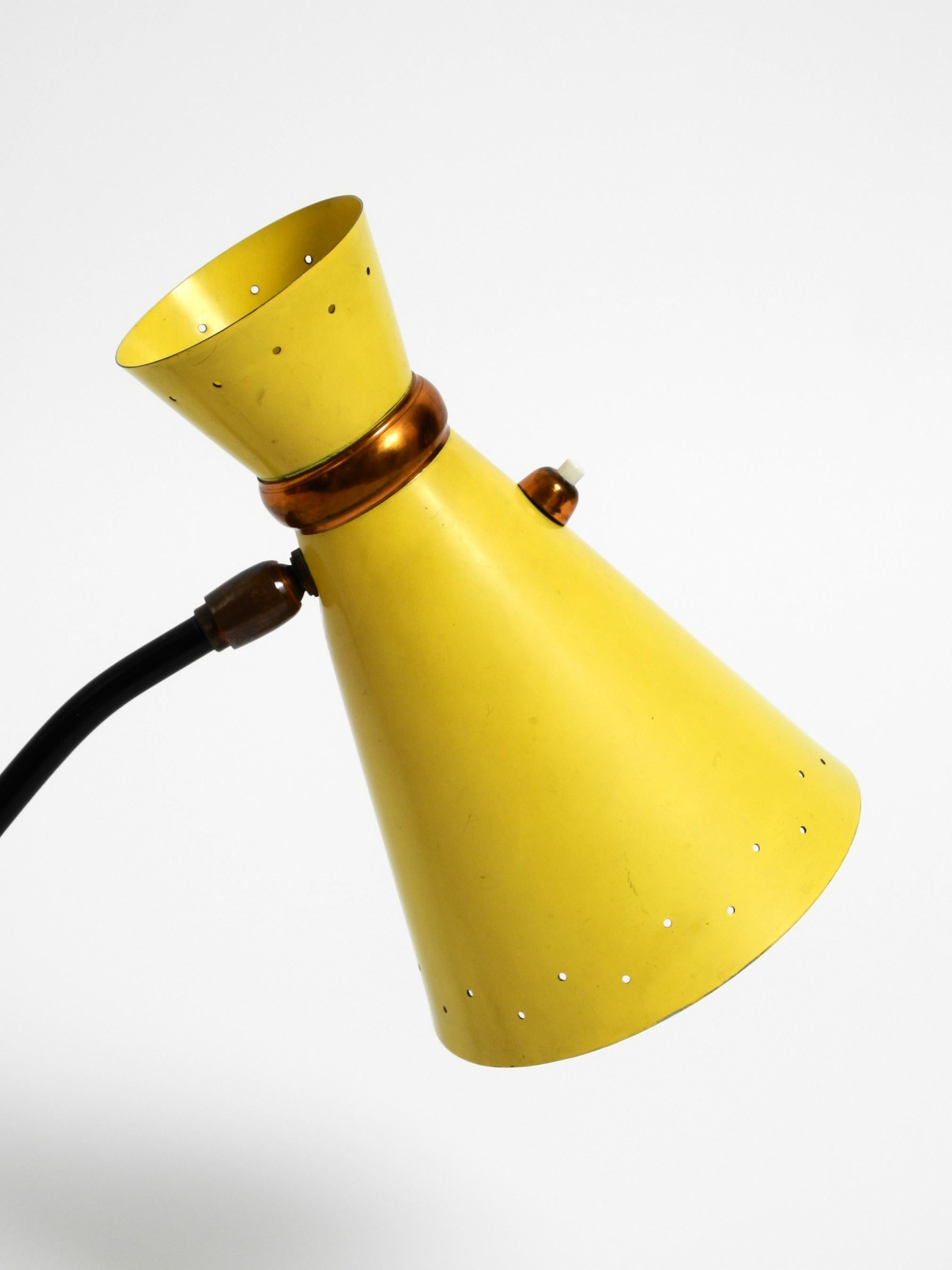 Beautiful large Mid Century tripod table lamp with yellow diabolo lampshade For Sale 12