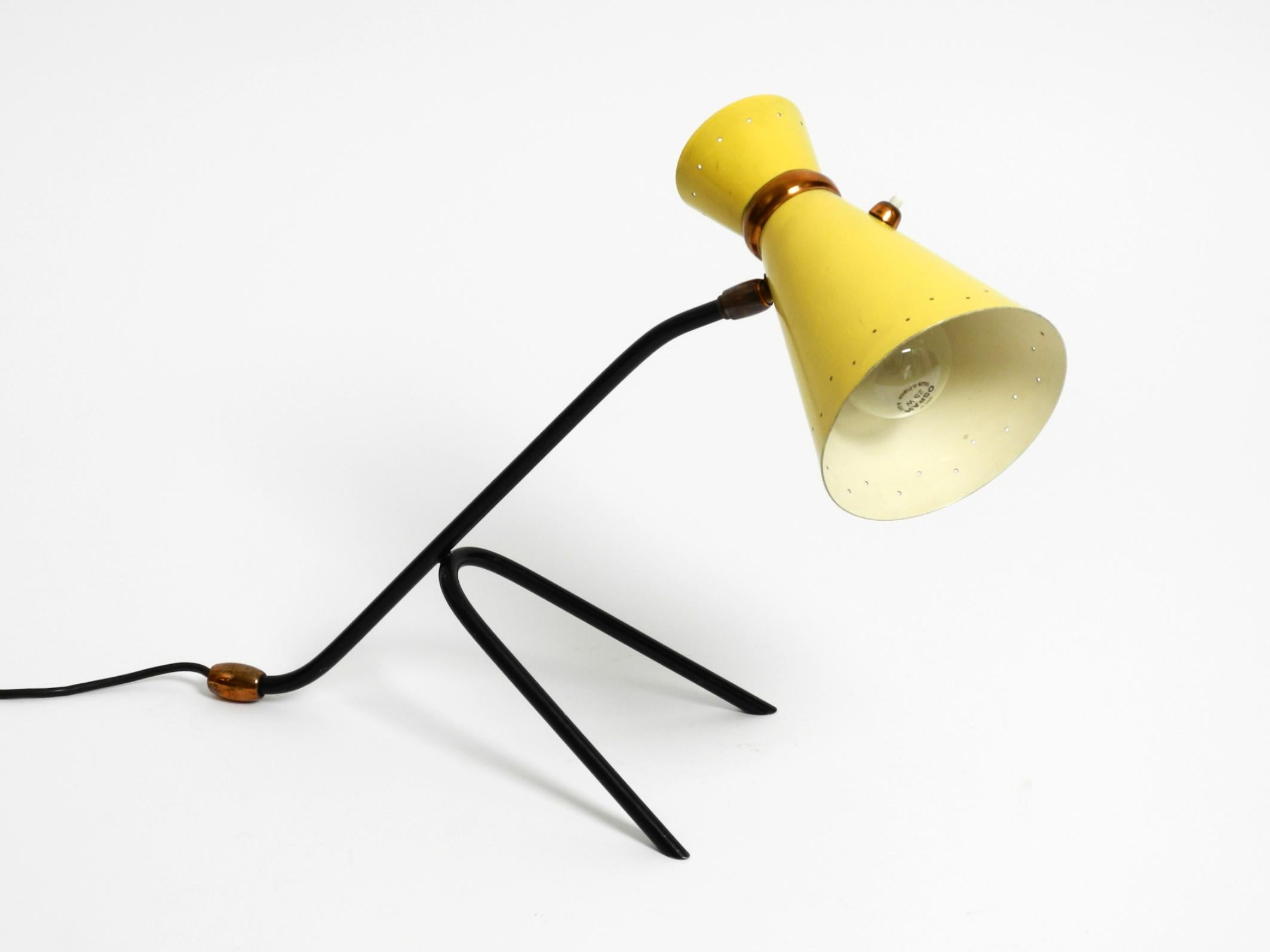 Beautiful large Mid Century tripod table lamp with yellow diabolo lampshade In Good Condition For Sale In München, DE