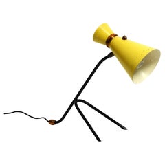 Bellissima lampada da tavolo a treppiede di grandi dimensioni del Mid Century con paralume in diabolo giallo