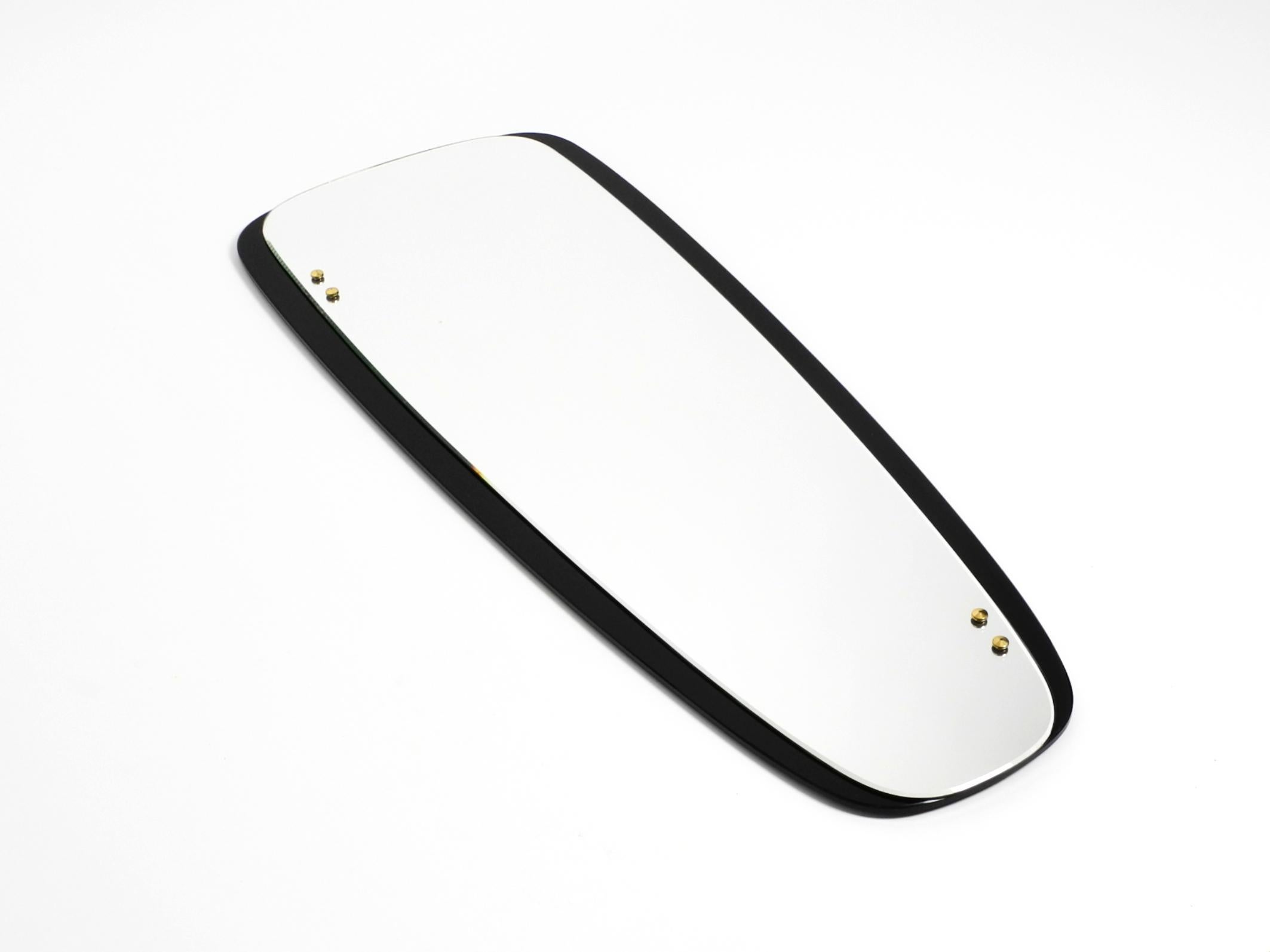 Schöner großer Mid Century Wandspiegel mit außergewöhnlichem schwarzem Glasrahmen (Moderne der Mitte des Jahrhunderts) im Angebot