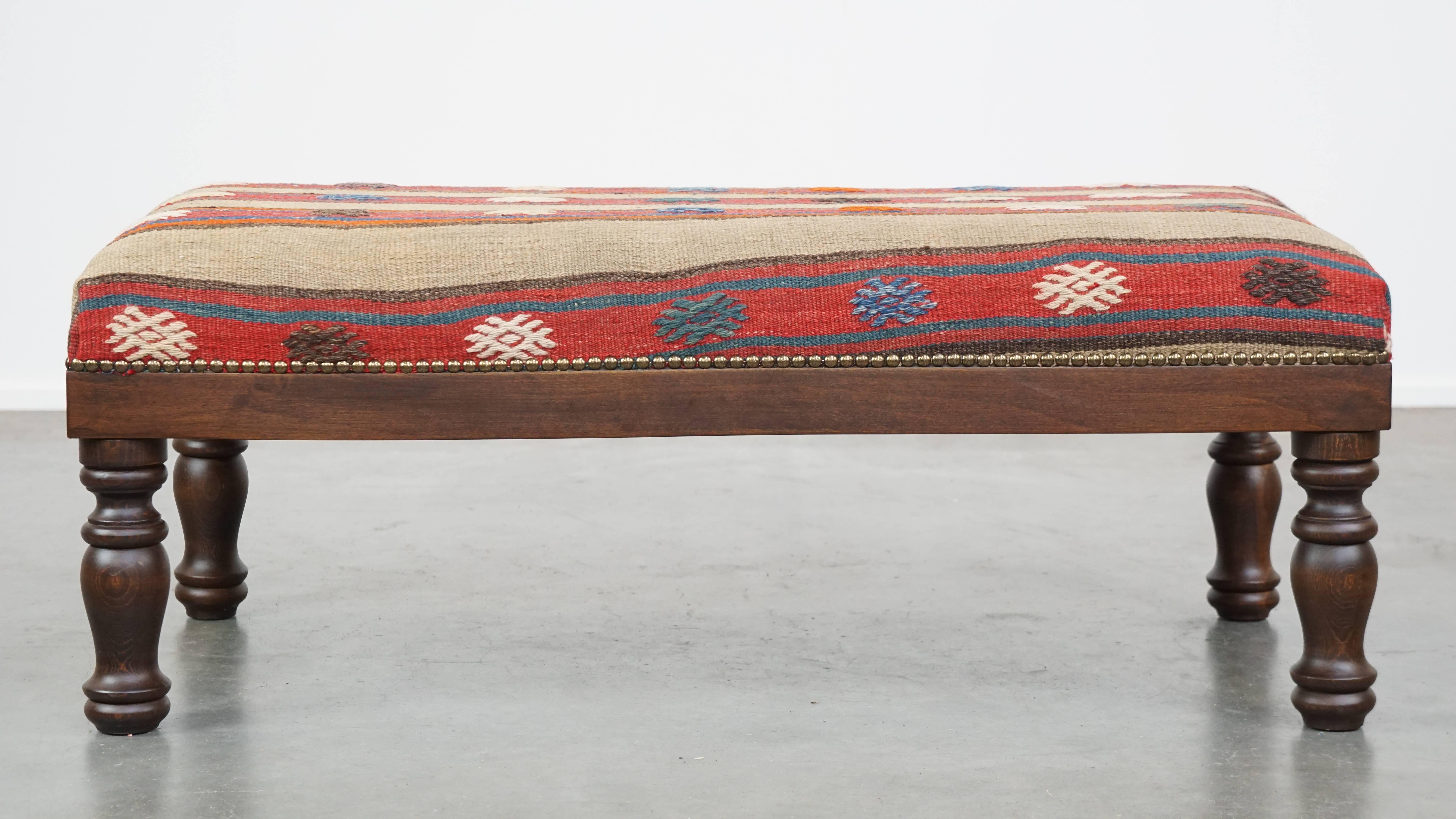 Un ottoman, également appelé pouf, transforme votre fauteuil déjà confortable en un véritable paradis de la détente. Vos pieds reposant sur ce pouf, vous profitez encore plus de vos moments de repos. Besoin de créer rapidement et facilement un