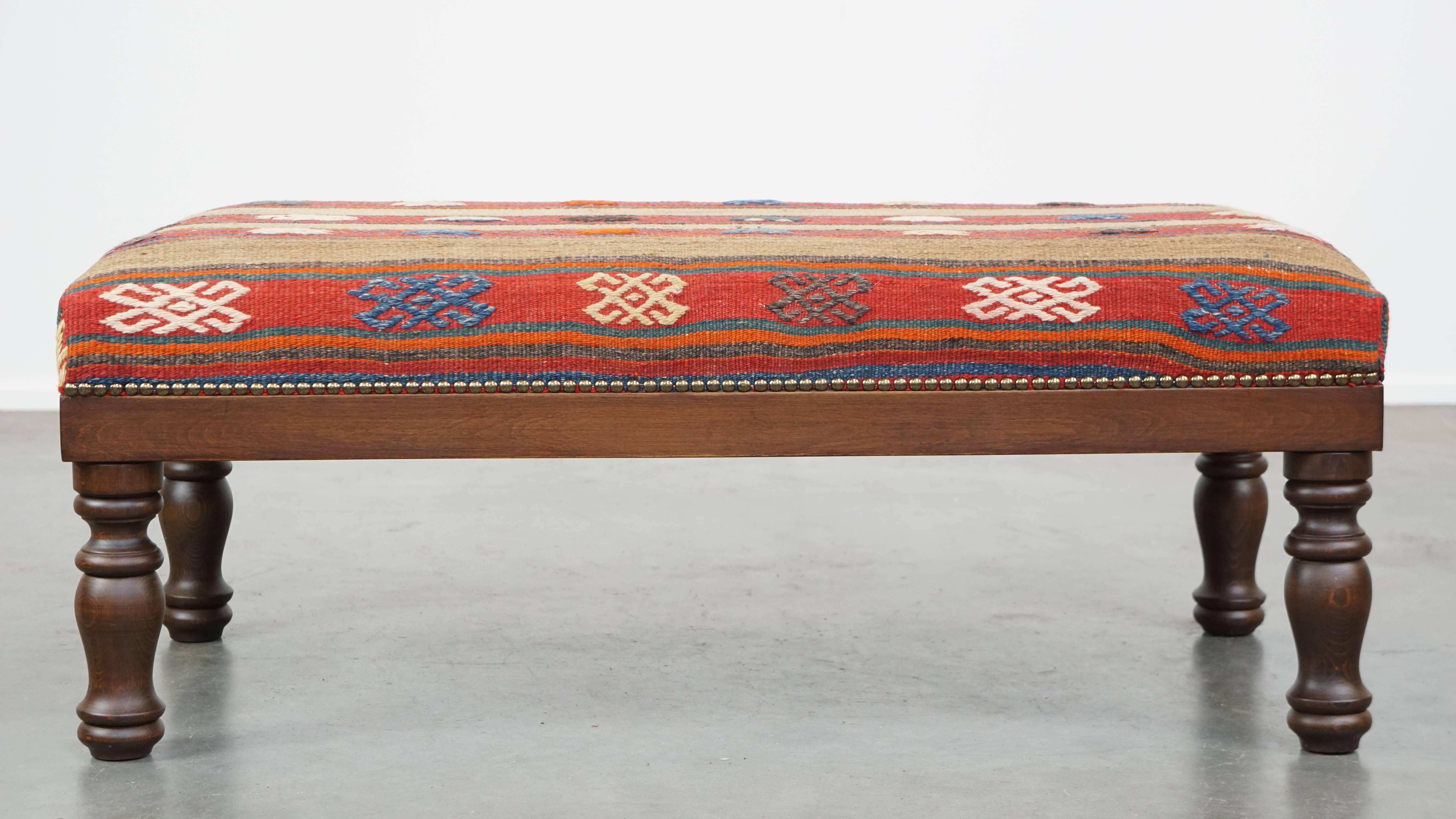 Magnifique grand ottoman oriental neuf tapissé d'un Kelim ancien Bon état - En vente à Harderwijk, NL