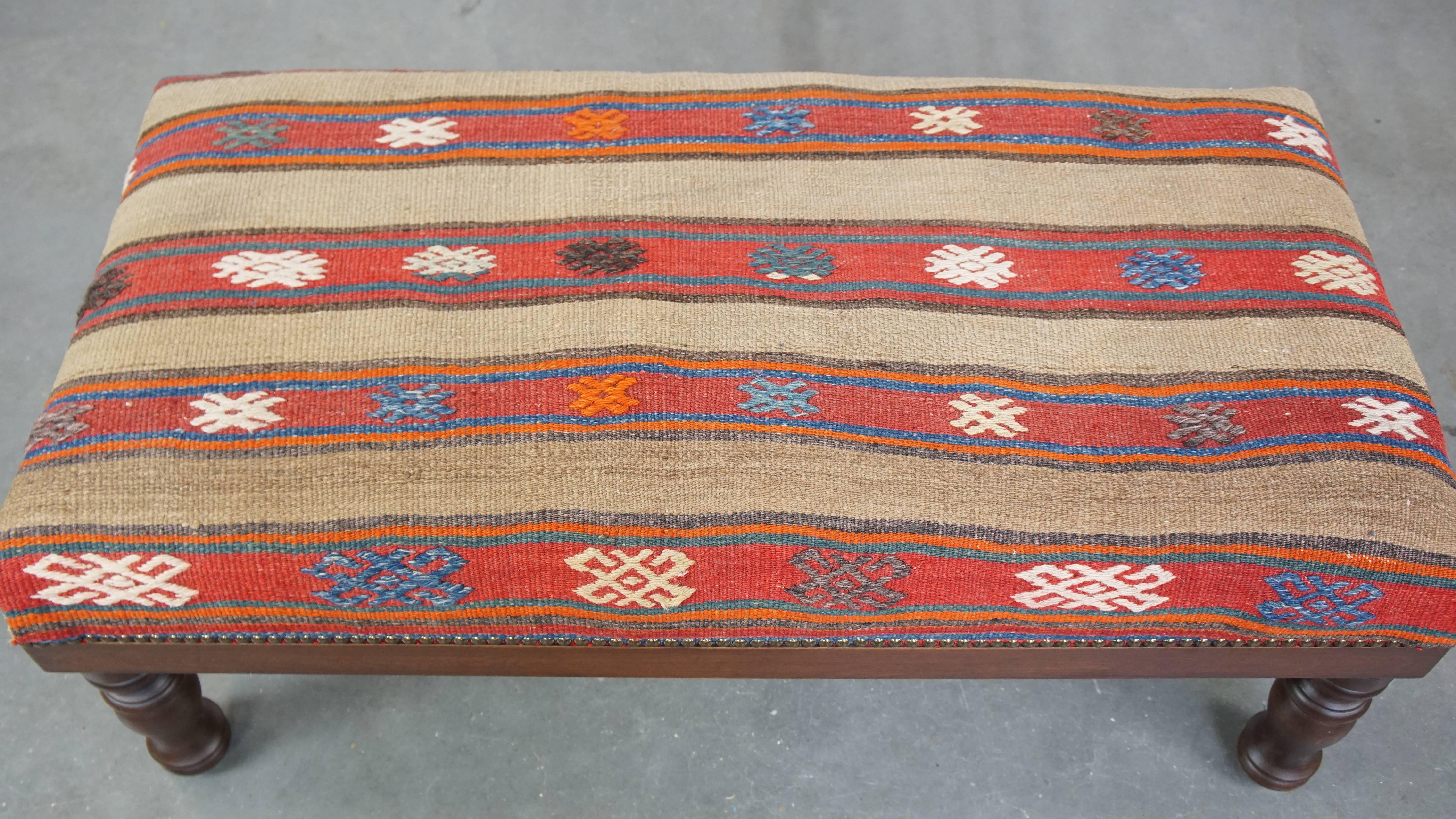 Tissu Magnifique grand ottoman oriental neuf tapissé d'un Kelim ancien en vente