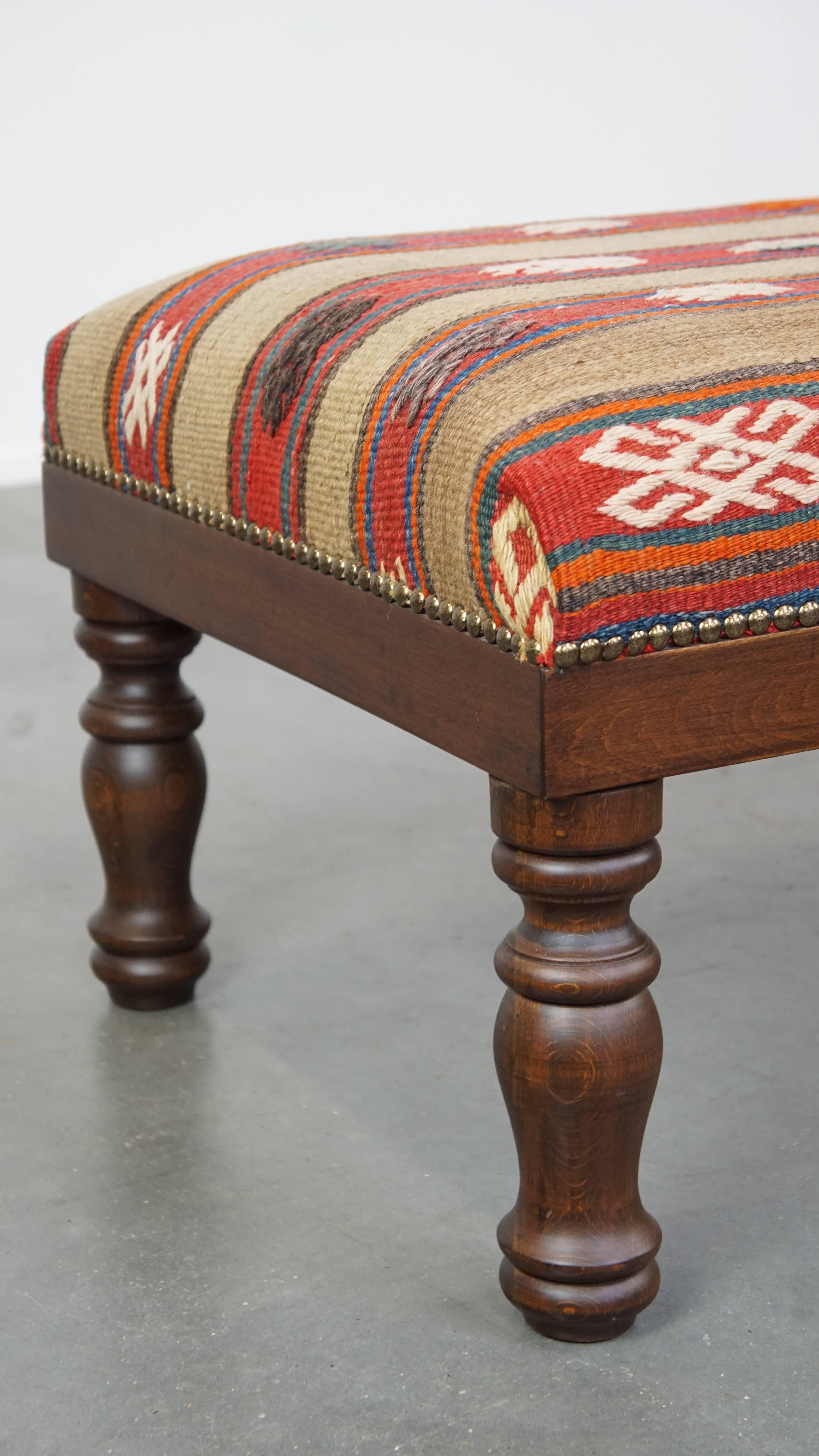 Magnifique grand ottoman oriental neuf tapissé d'un Kelim ancien en vente 1