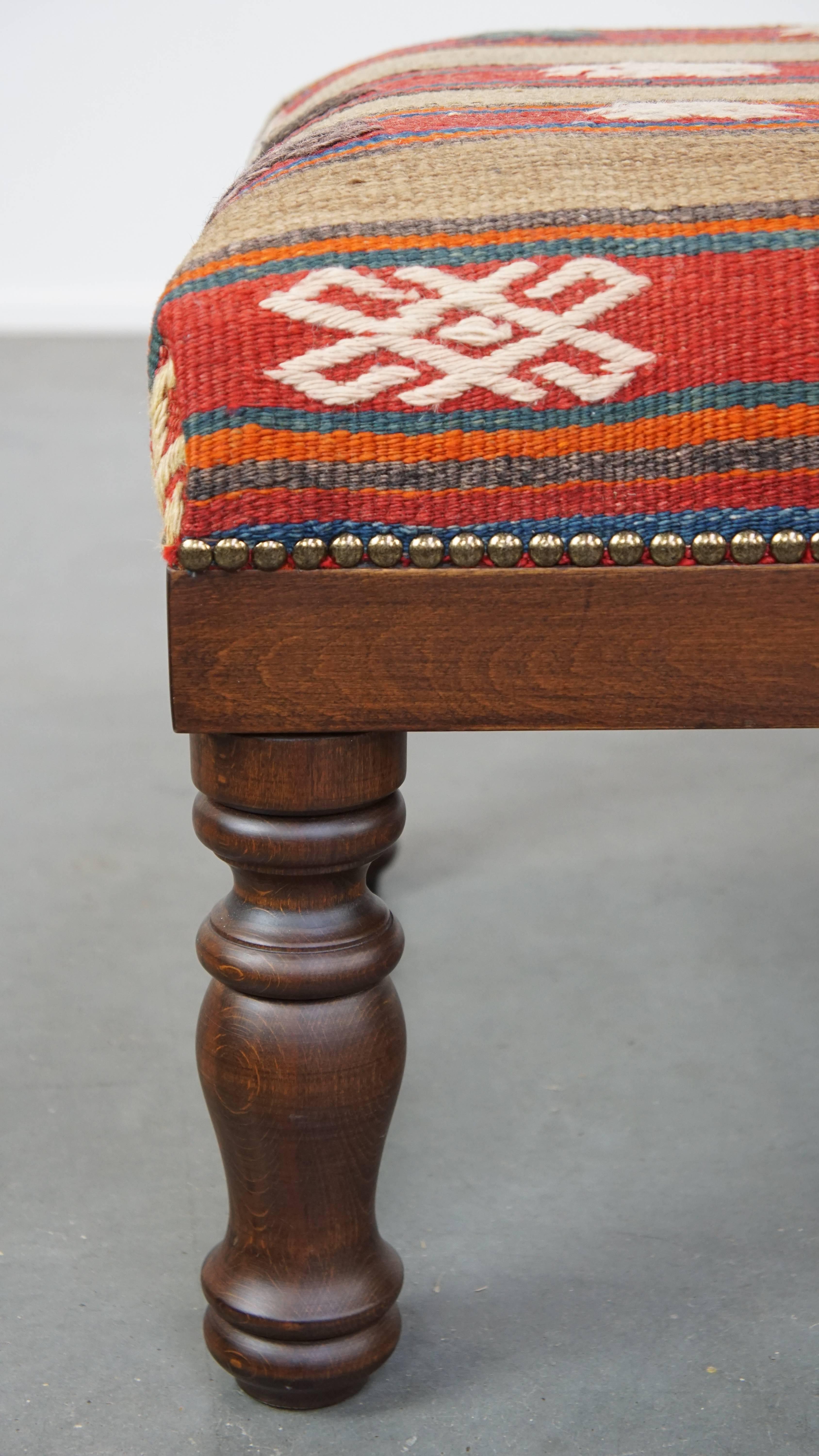 Magnifique grand ottoman oriental neuf tapissé d'un Kelim ancien en vente 2