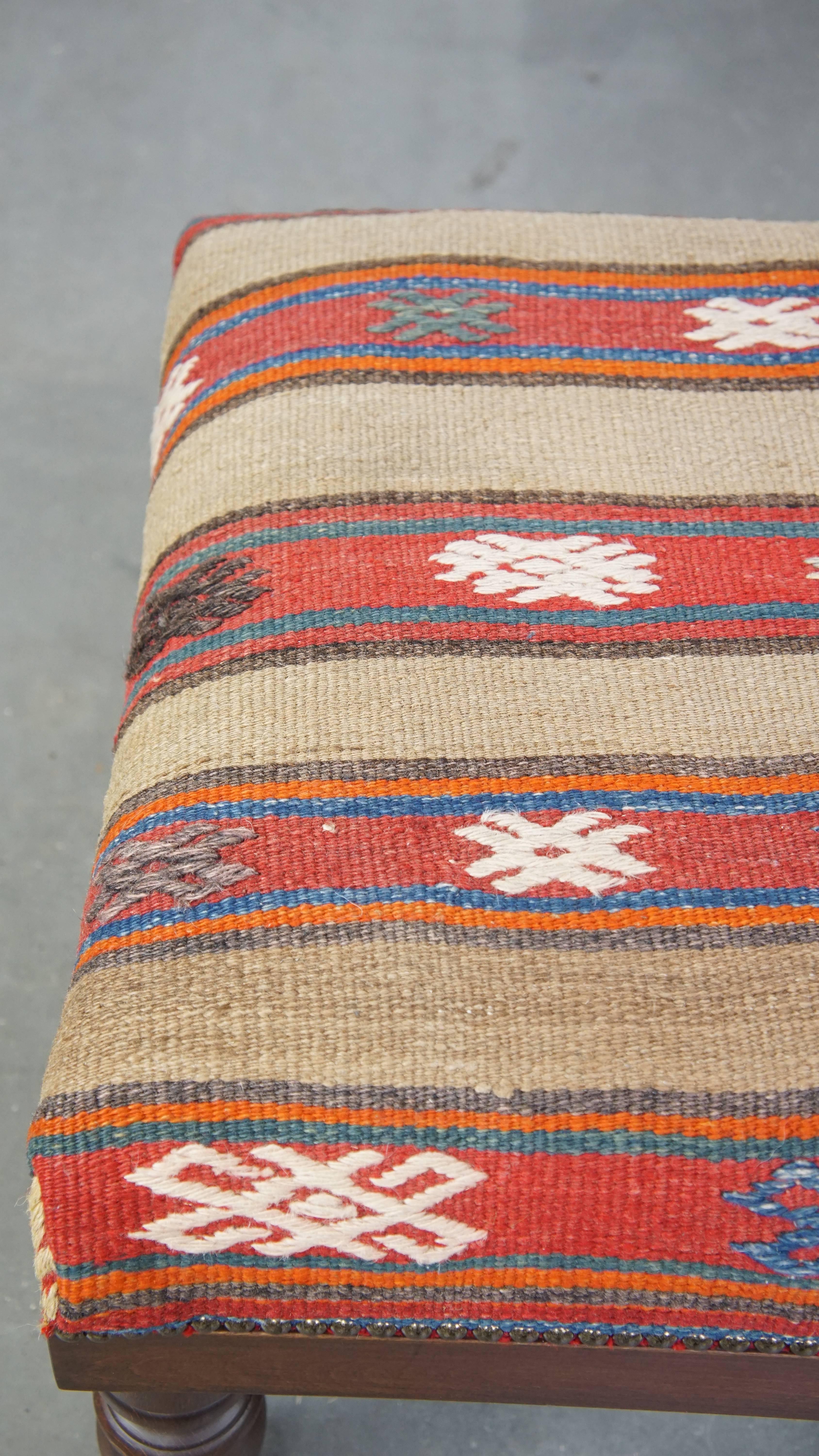 Magnifique grand ottoman oriental neuf tapissé d'un Kelim ancien en vente 3