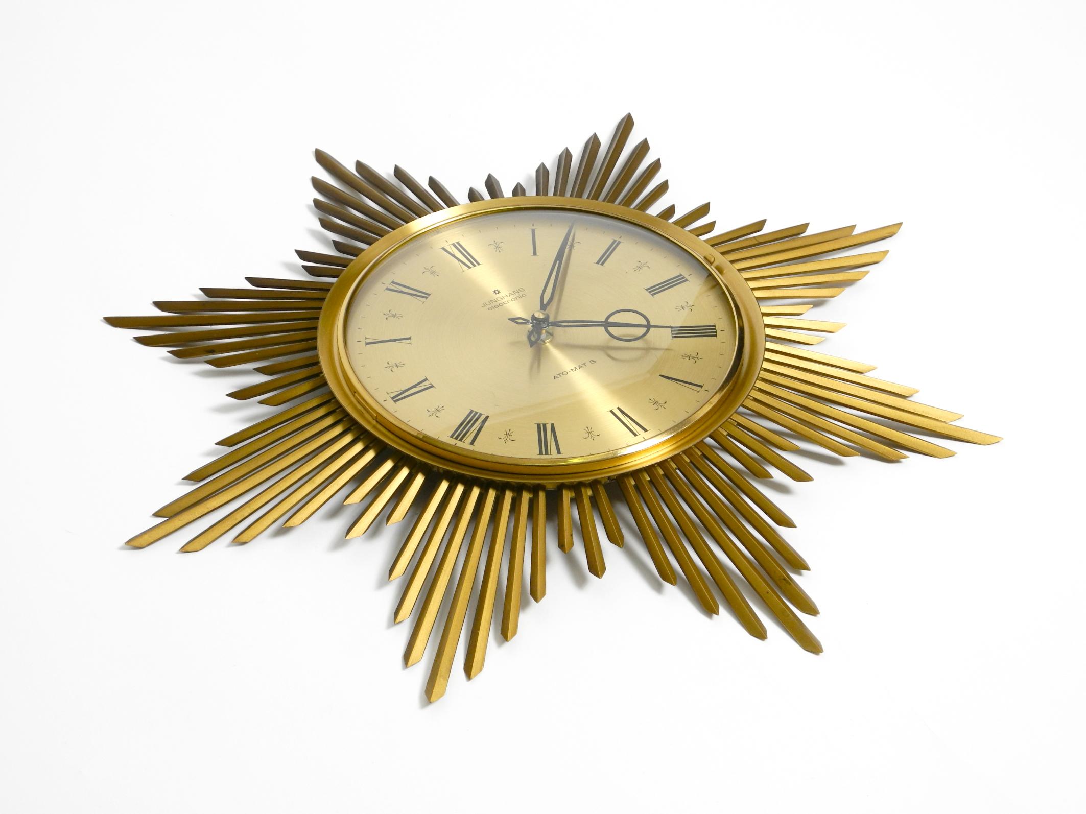Beautiful large original 1960s brass sunburst wall clock by Junghans ATO-MAT In Good Condition For Sale In München, DE