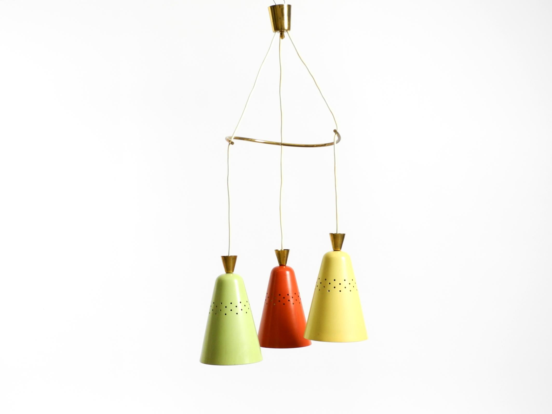 Abat-jour en aluminium peint dans les couleurs typiques du milieu du siècle : rouge, vert et jaune.
Les trois teintes ont leur peinture d'origine. Le cadre et l'auvent sont en laiton.
Très bon état d'origine, pas de dommage à la lampe, pas de bosses