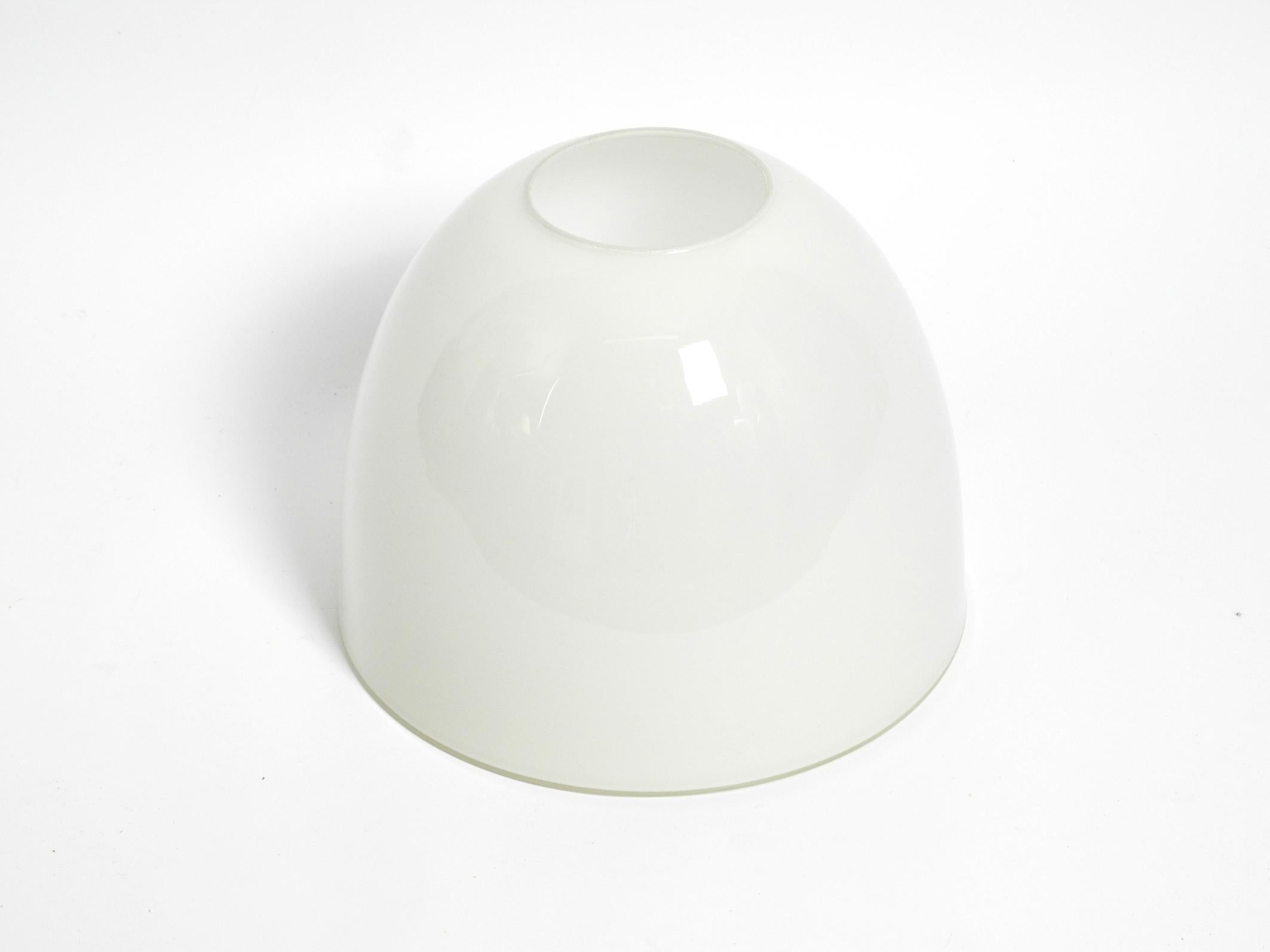 Preciosa lámpara de techo de cristal opalino original de la Bauhaus de mediados de siglo en venta 3