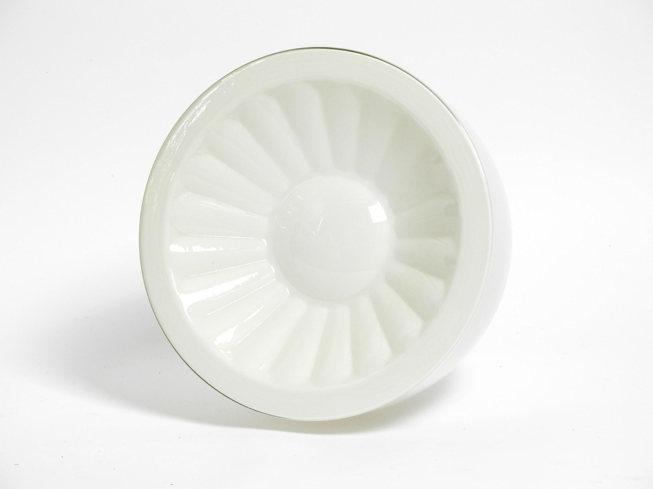 Preciosa lámpara de techo de cristal opalino original de la Bauhaus de mediados de siglo en venta 4