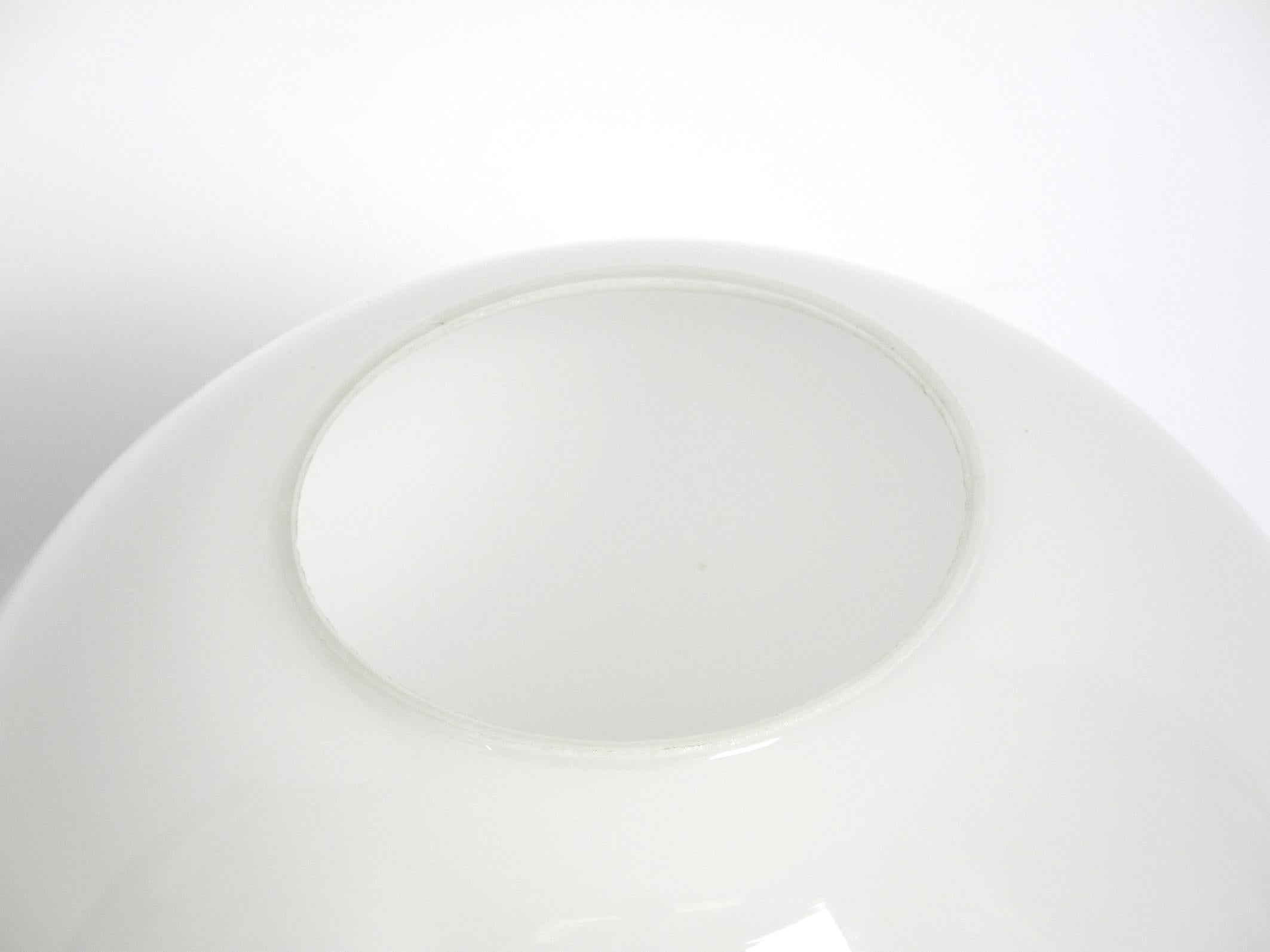 Preciosa lámpara de techo de cristal opalino original de la Bauhaus de mediados de siglo en venta 5