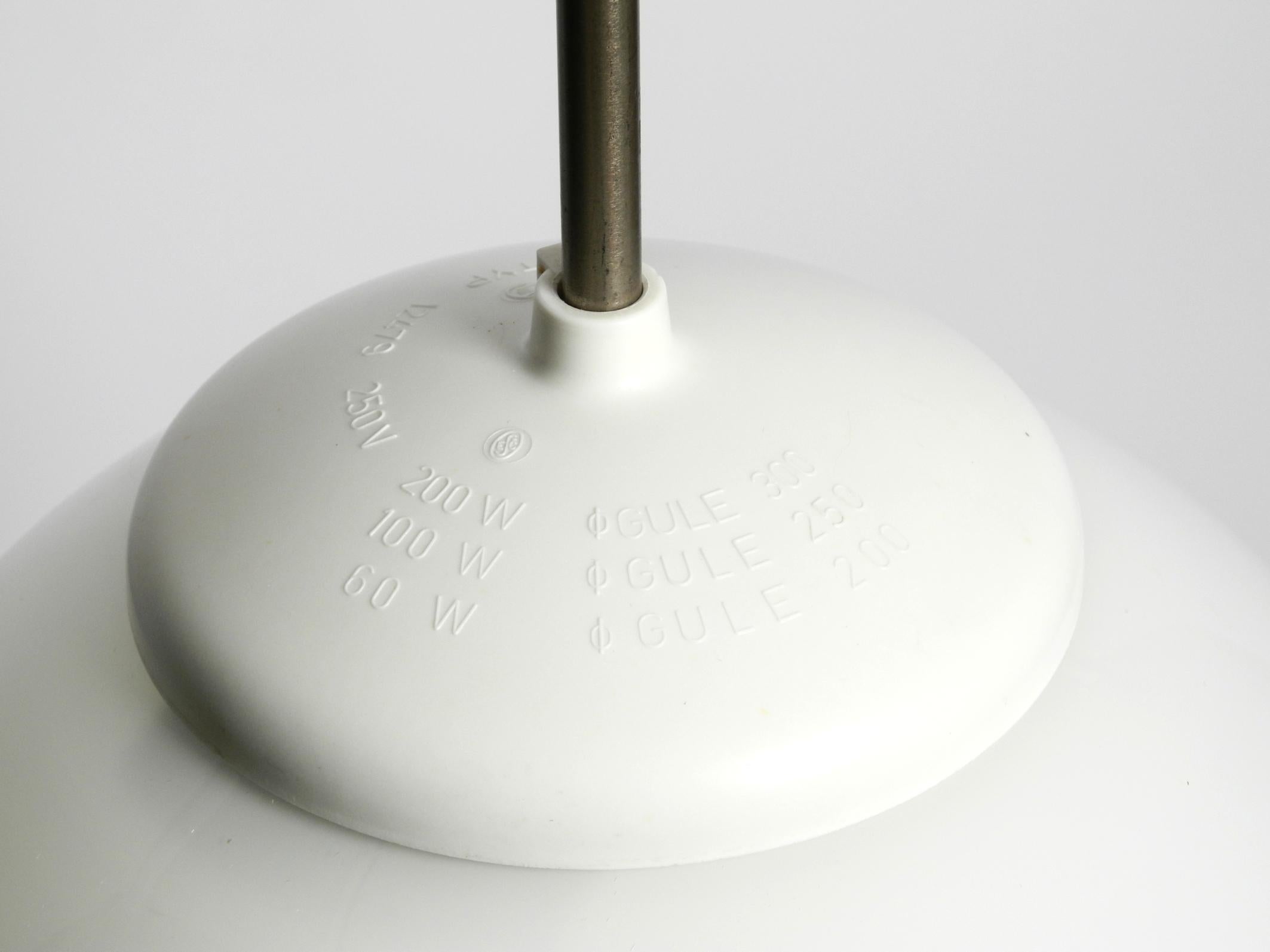 Preciosa lámpara de techo de cristal opalino original de la Bauhaus de mediados de siglo en venta 6