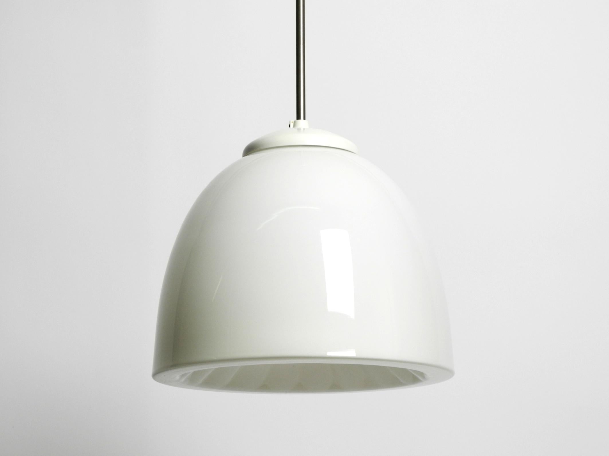 Preciosa lámpara de techo de cristal opalino original de la Bauhaus de mediados de siglo en venta 10