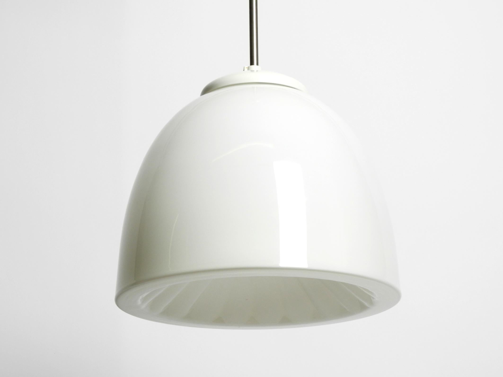 Preciosa lámpara de techo grande Mid Century Modern de cristal opalino blanco muy brillante.
Precioso diseño minimalista de los años 50.
Toda la lámpara está en muy buen estado. Apenas presenta signos de desgaste.
Parece como si la lámpara no se