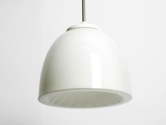 Preciosa lámpara de techo de cristal opalino original de la Bauhaus de mediados de siglo