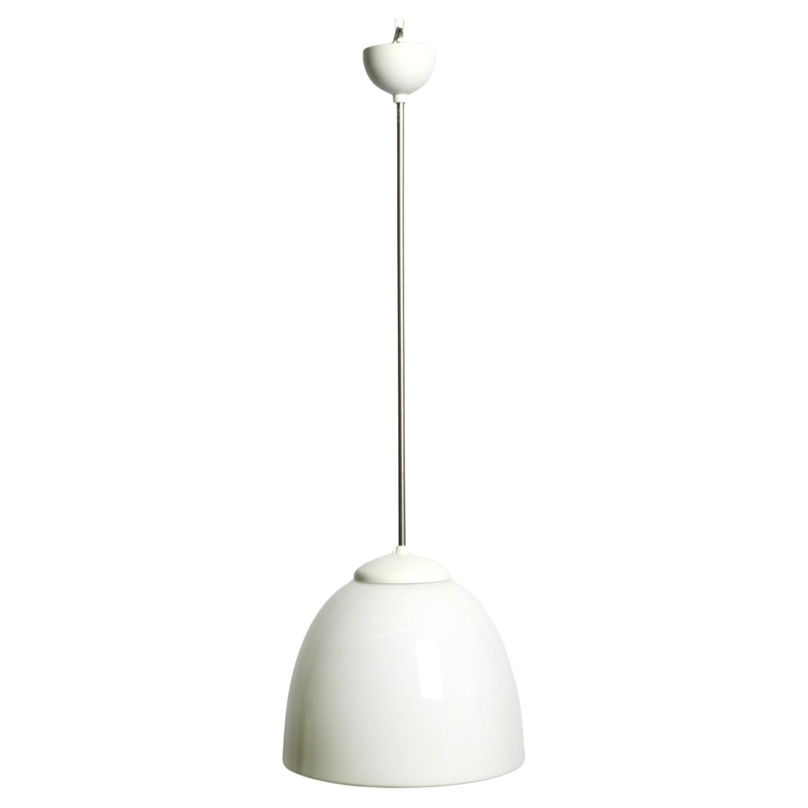 Preciosa lámpara de techo de cristal opalino original de la Bauhaus de mediados de siglo Moderno de mediados de siglo en venta