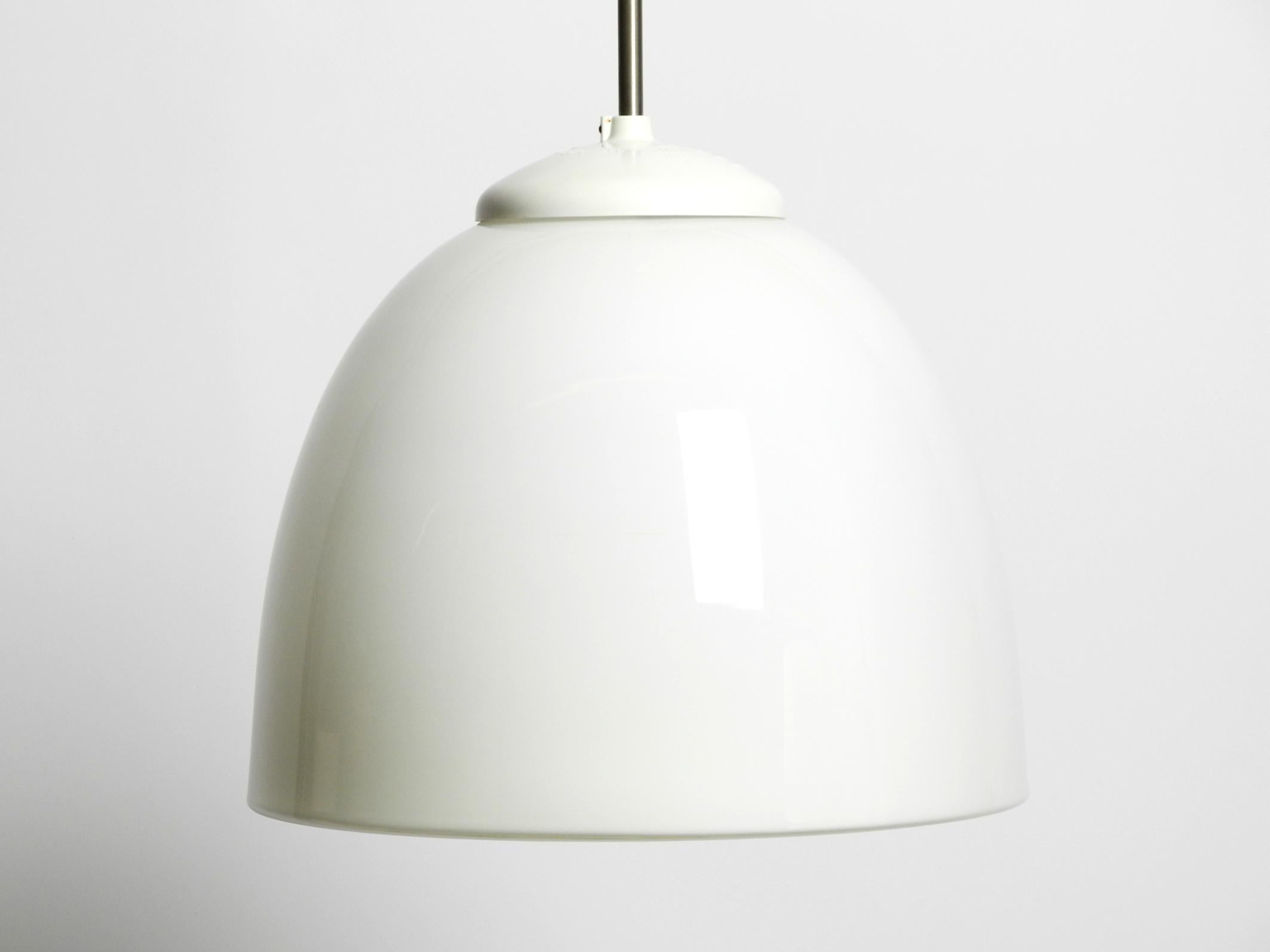 Preciosa lámpara de techo de cristal opalino original de la Bauhaus de mediados de siglo Europeo en venta