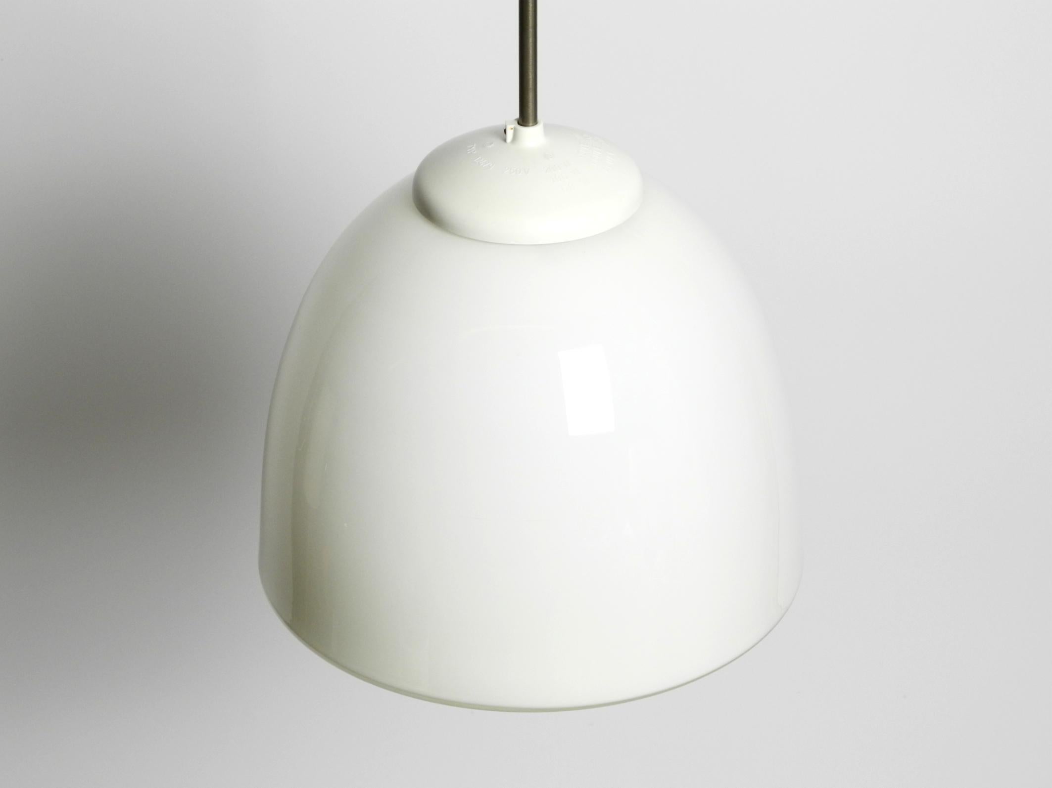 Preciosa lámpara de techo de cristal opalino original de la Bauhaus de mediados de siglo en Bueno estado para la venta en München, DE