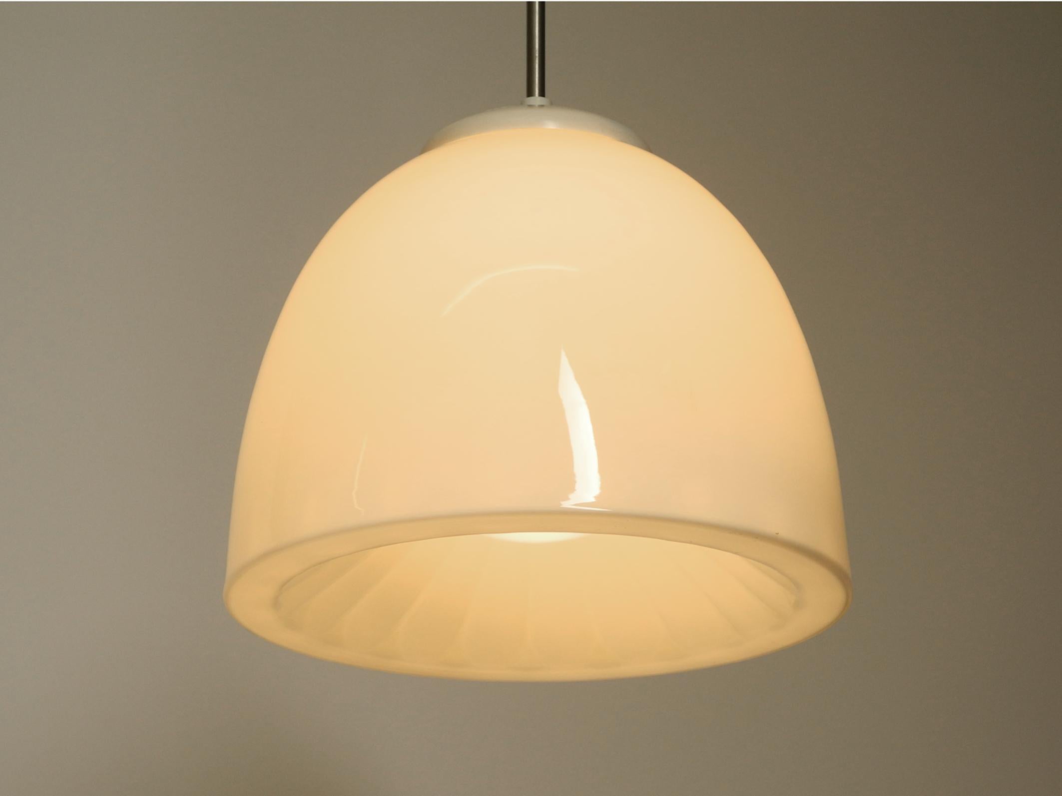 Preciosa lámpara de techo de cristal opalino original de la Bauhaus de mediados de siglo mediados del siglo XX en venta