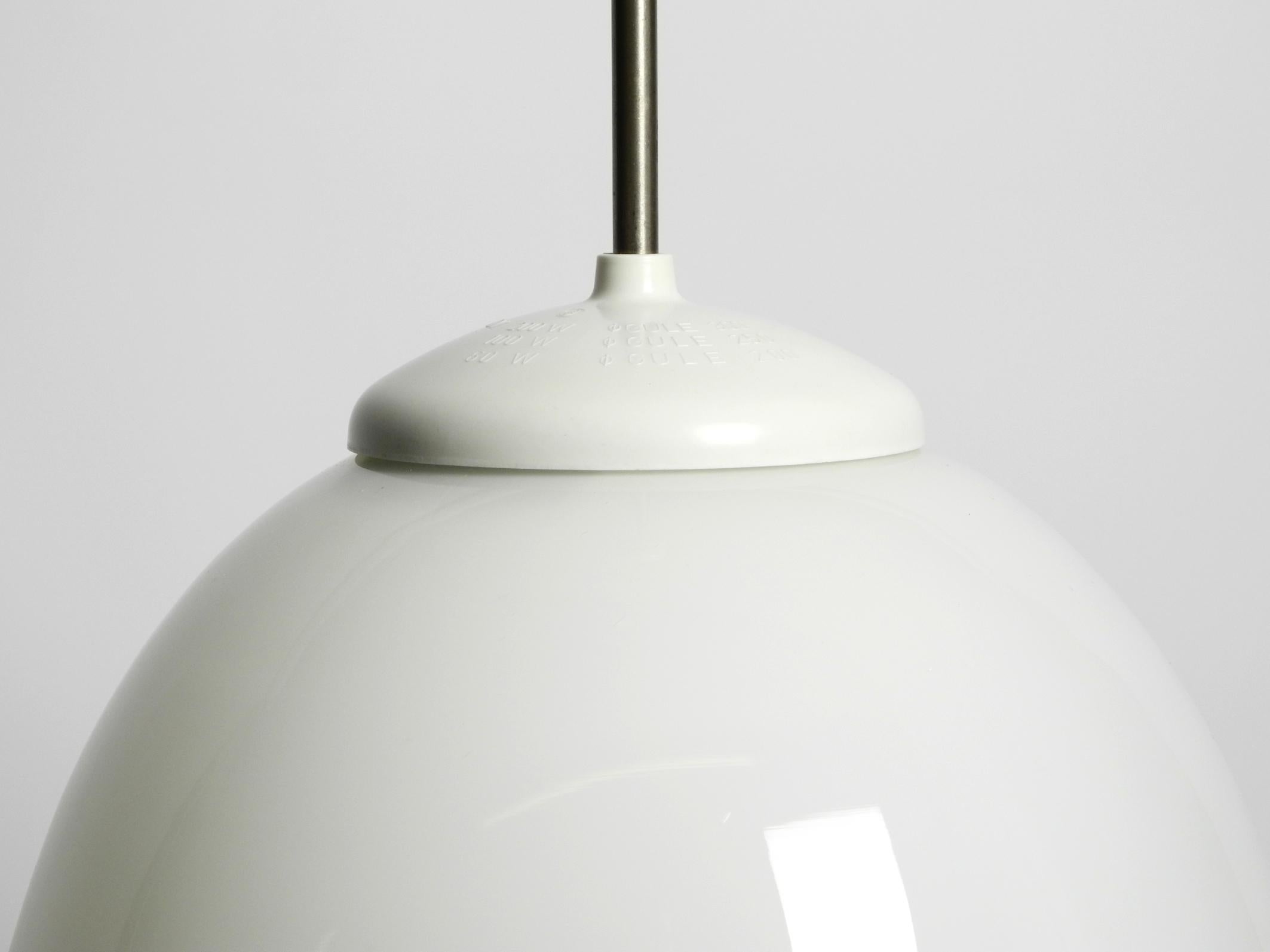 Preciosa lámpara de techo de cristal opalino original de la Bauhaus de mediados de siglo Metal en venta