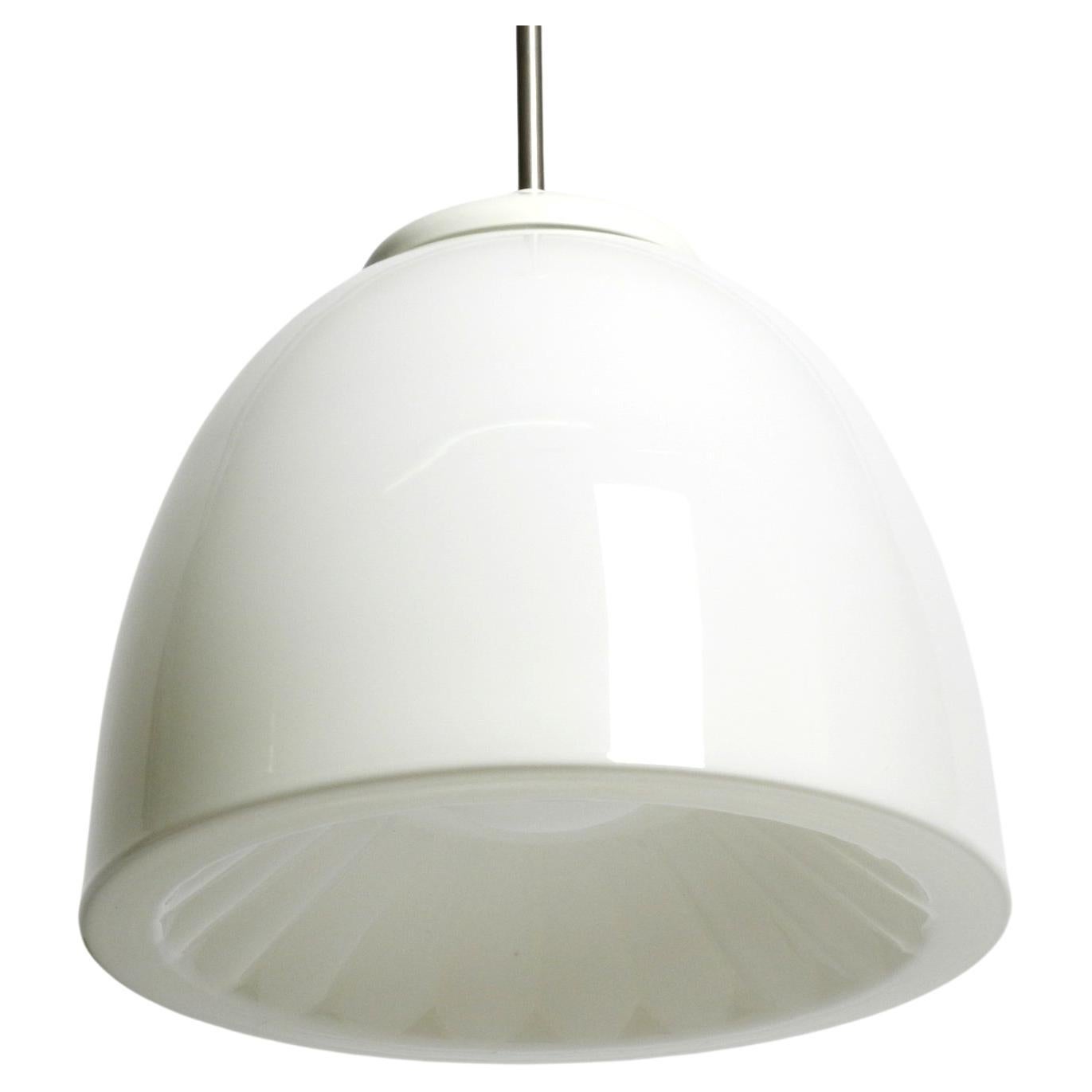 Bellissima lampada da soffitto in vetro opalino originale del Mid Century Bauhaus di grandi dimensioni